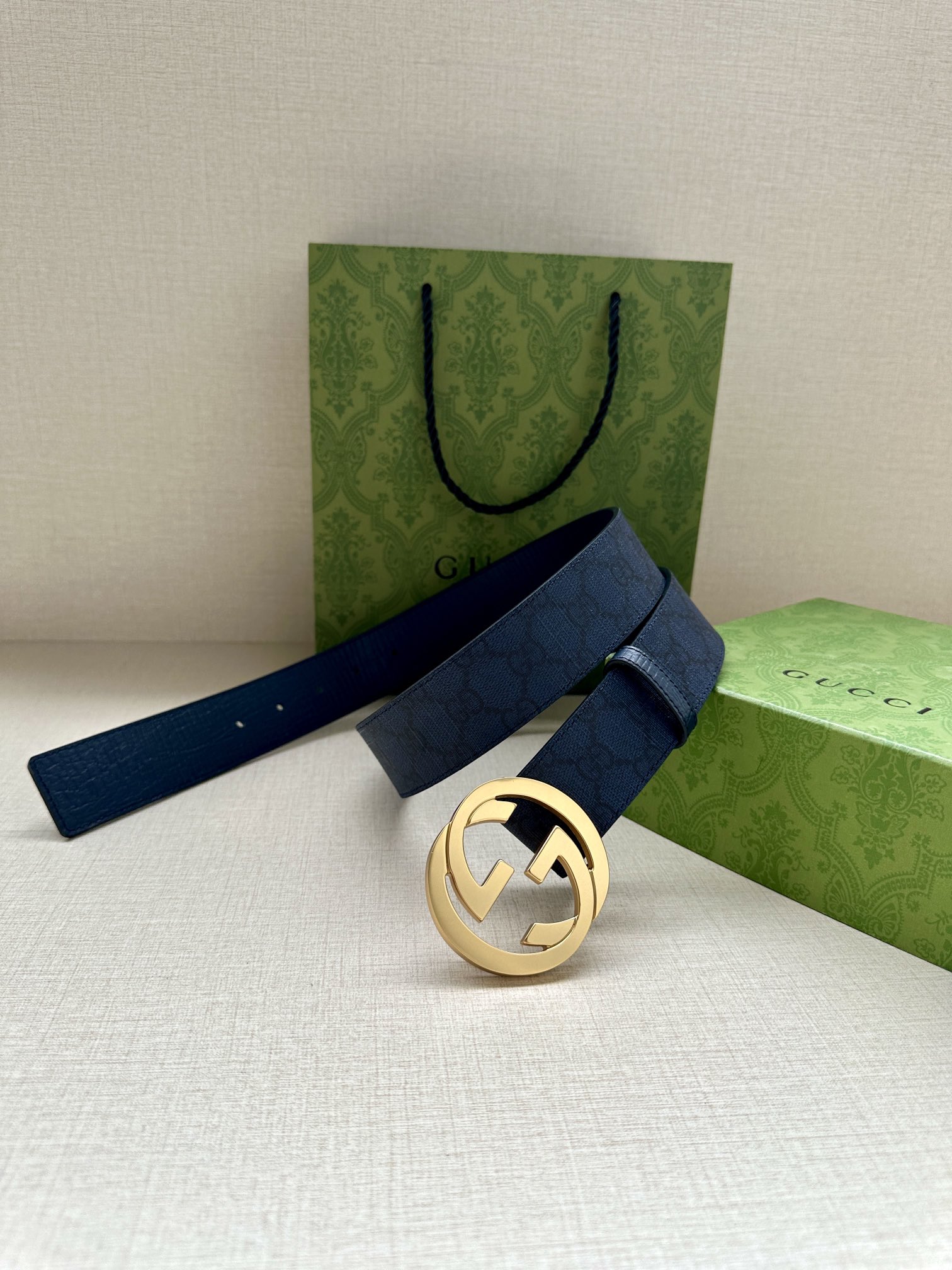 GUCCI 宽度3.8cm 这款宽版腰带饰有双G细节，交织字母图案配件令其更添魅力。这款配饰现已成为G