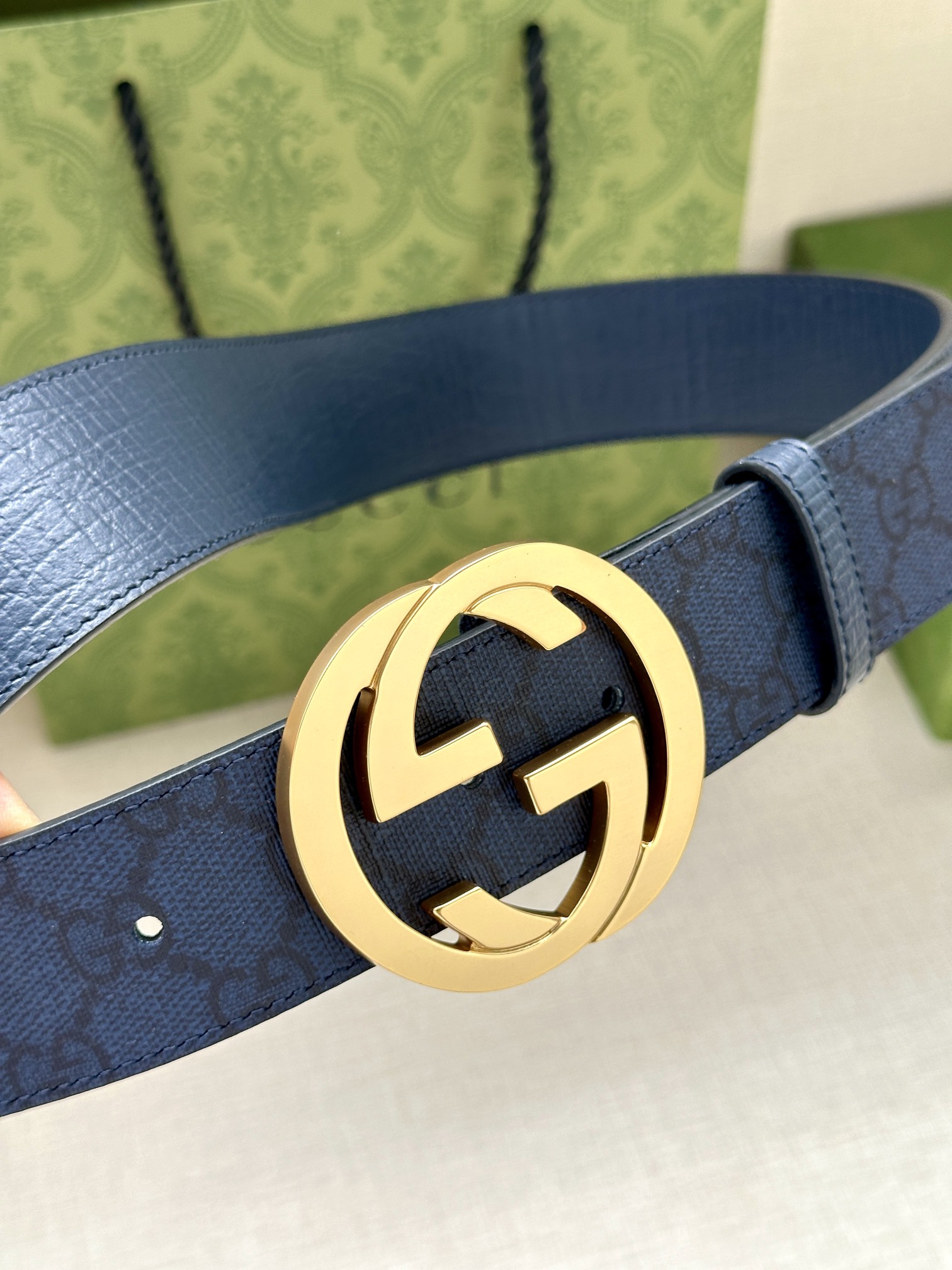  GUCCI 宽度3.8cm 这款宽版腰带饰有双G细节，交织字母图案配件令其更添魅力。这款配饰现已成为G
