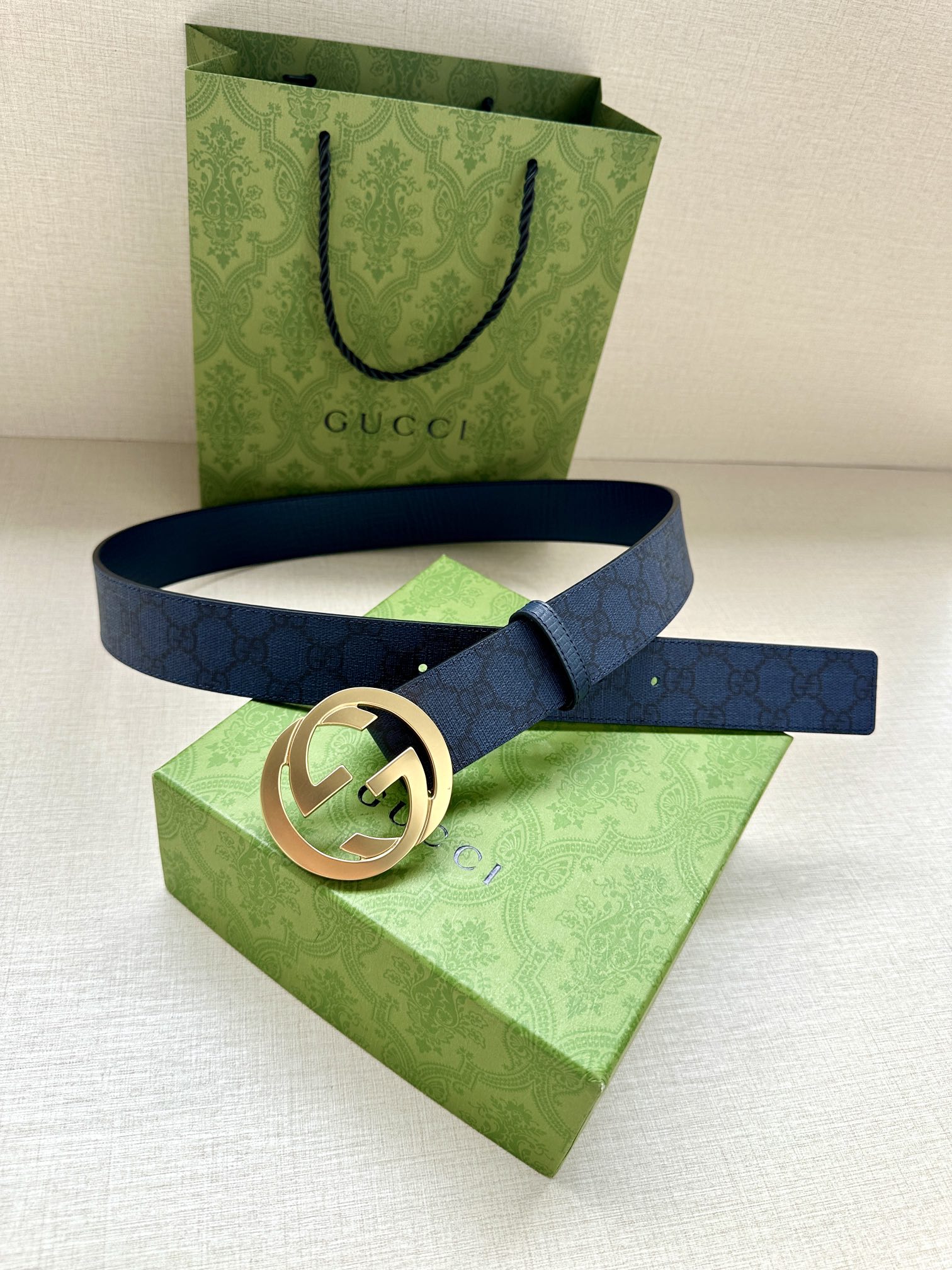  GUCCI 宽度3.8cm 这款宽版腰带饰有双G细节，交织字母图案配件令其更添魅力。这款配饰现已成为G