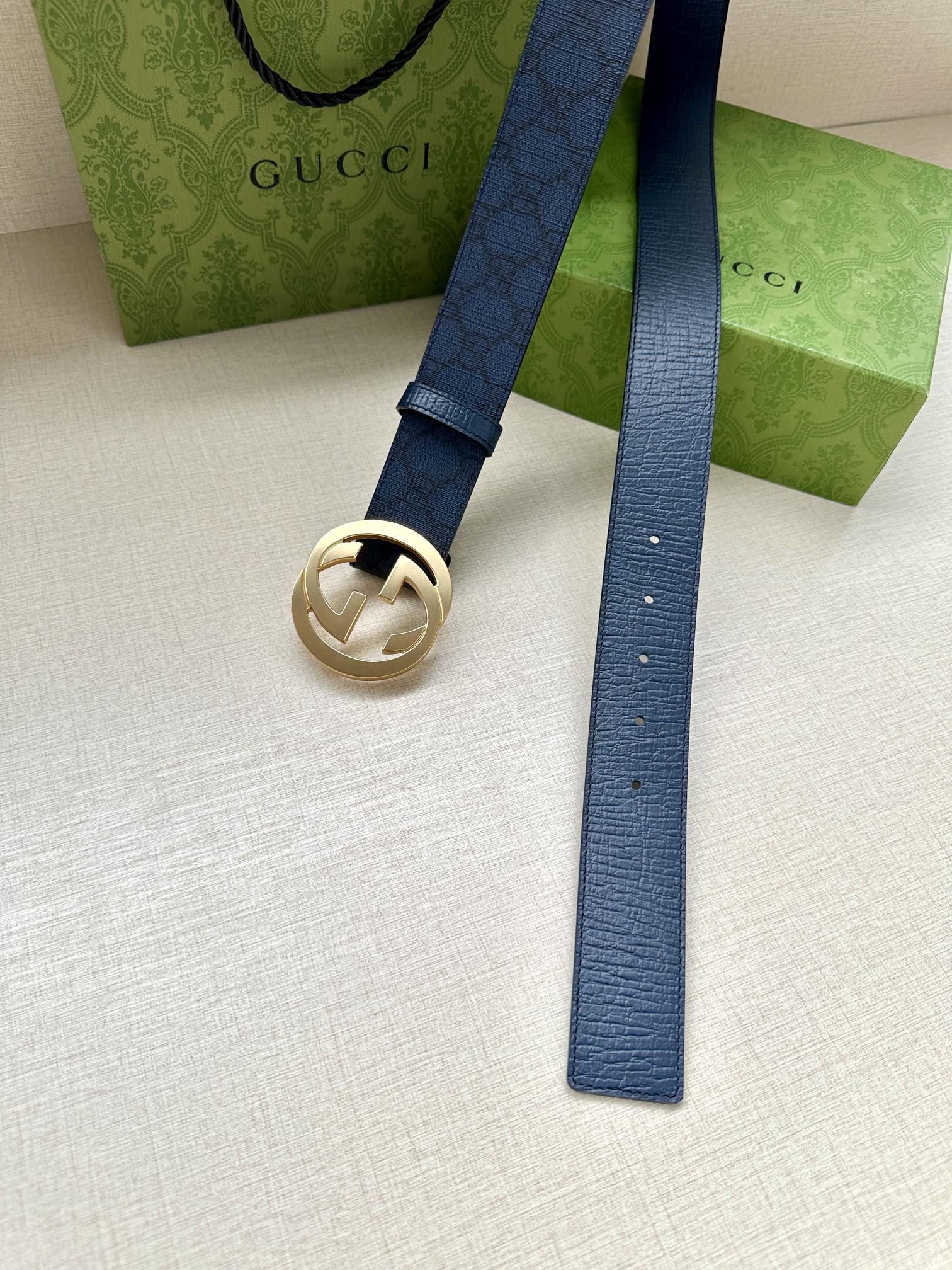  GUCCI 宽度3.8cm 这款宽版腰带饰有双G细节，交织字母图案配件令其更添魅力。这款配饰现已成为G