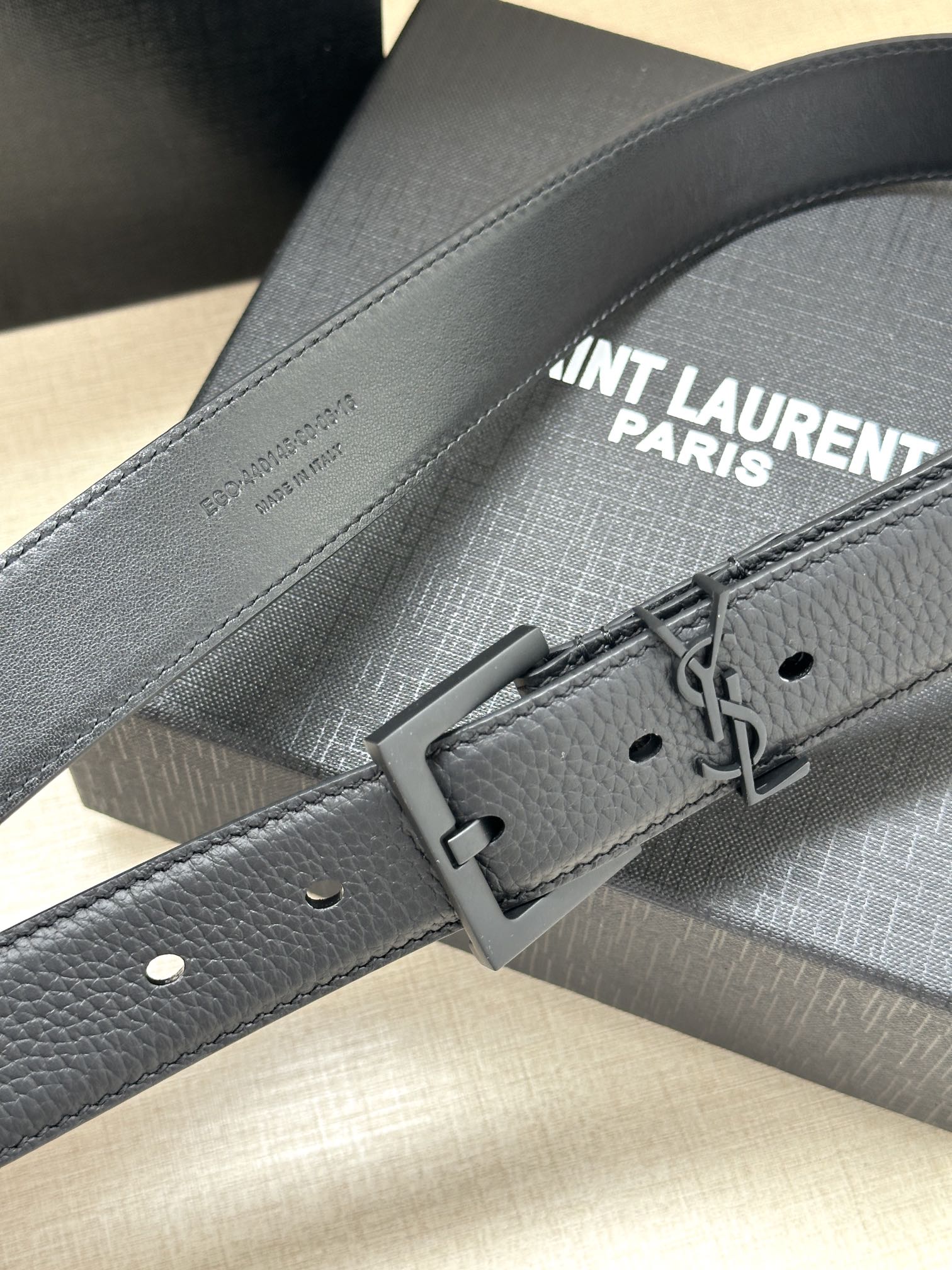  宽度3.0cm SAINT LAURENT圣罗兰YSL Monogram 荔枝纹压印皮革方扣窄腰带黑色