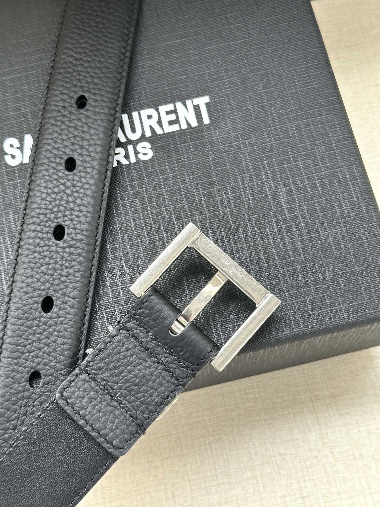  宽度3.0cm SAINT LAURENT圣罗兰YSL Monogram 荔枝纹压印皮革方扣窄腰带黑色