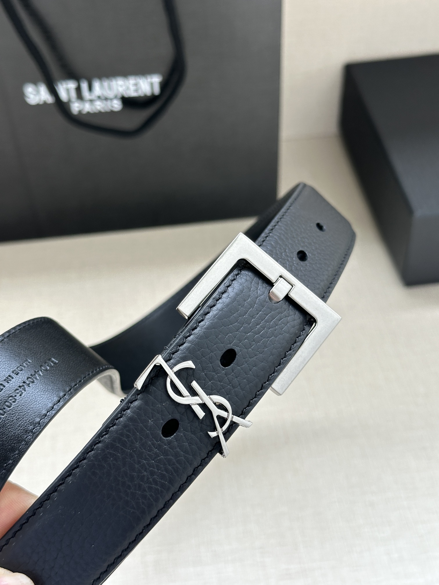  宽度3.0cm SAINT LAURENT圣罗兰YSL Monogram 荔枝纹压印皮革方扣窄腰带黑色