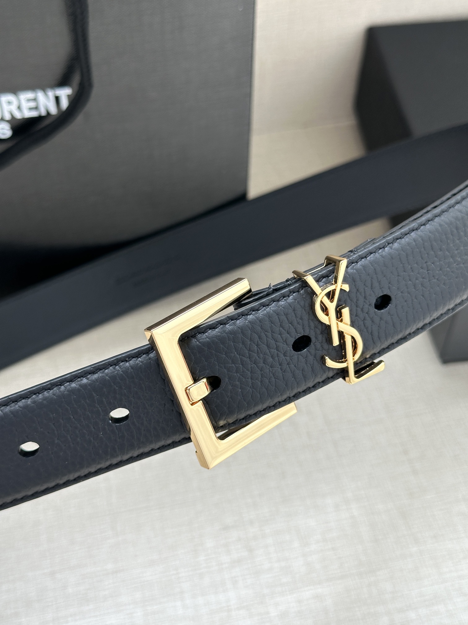  宽度3.0cm SAINT LAURENT圣罗兰YSL Monogram 荔枝纹压印皮革方扣窄腰带黑色
