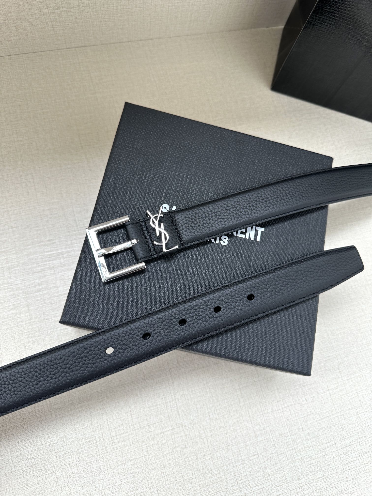  宽度3.0cm SAINT LAURENT圣罗兰YSL Monogram 荔枝纹压印皮革方扣窄腰带黑色