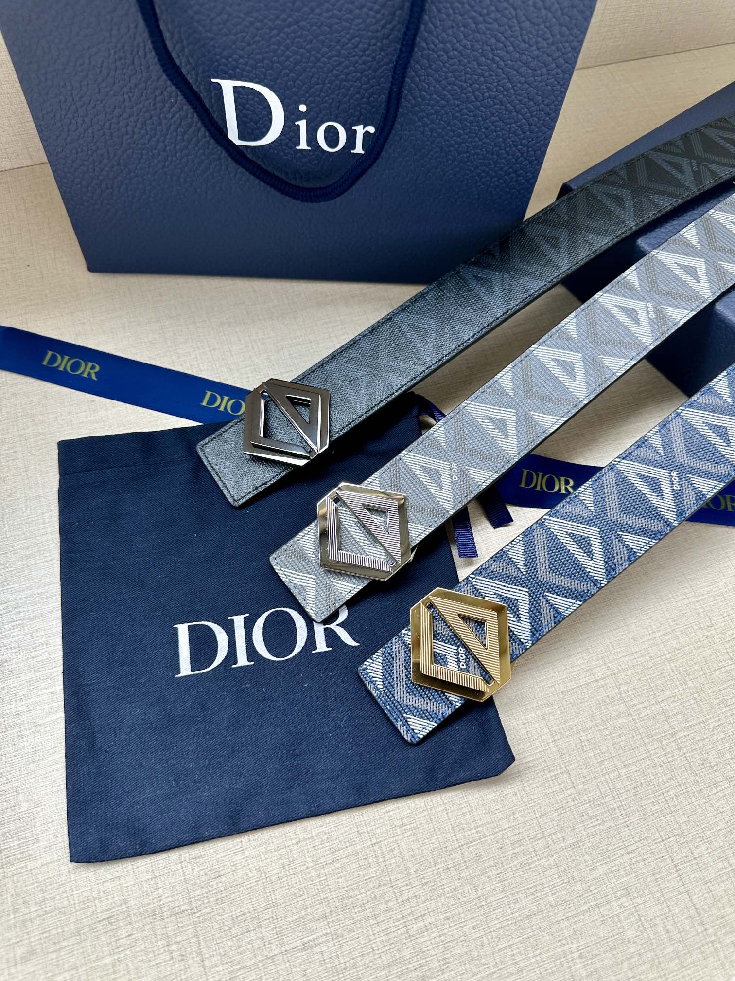 宽度4.0cm这款腰带扣采用全新的CDDiamond标志造型以不锈钢打造可与各式40毫米腰带搭配打造个性