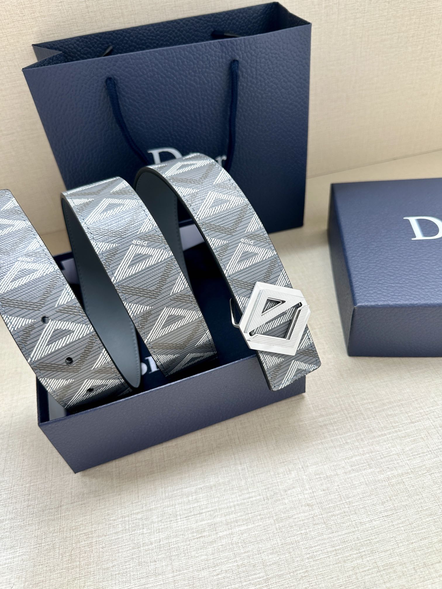 宽度4.0cm这款腰带扣采用全新的CDDiamond标志造型以不锈钢打造可与各式40毫米腰带搭配打造个性