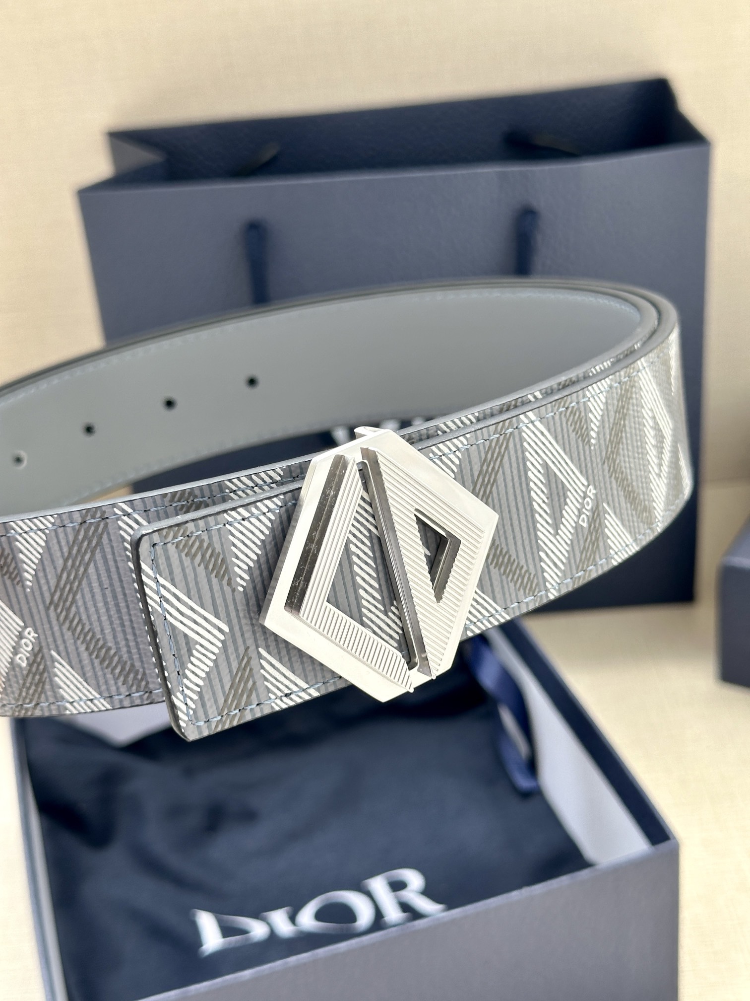 宽度4.0cm这款腰带扣采用全新的CDDiamond标志造型以不锈钢打造可与各式40毫米腰带搭配打造个性