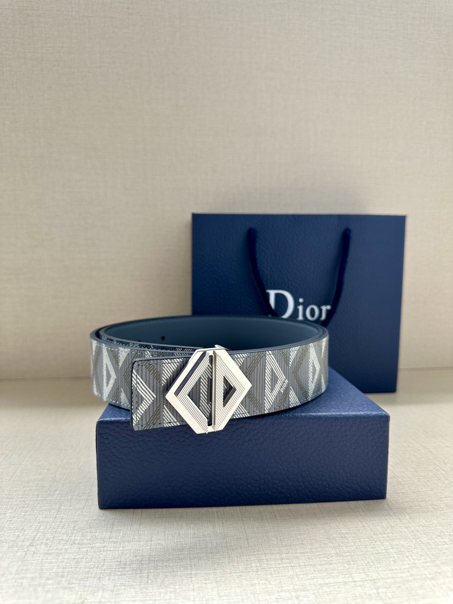 宽度4.0cm这款腰带扣采用全新的CDDiamond标志造型以不锈钢打造可与各式40毫米腰带搭配打造个性