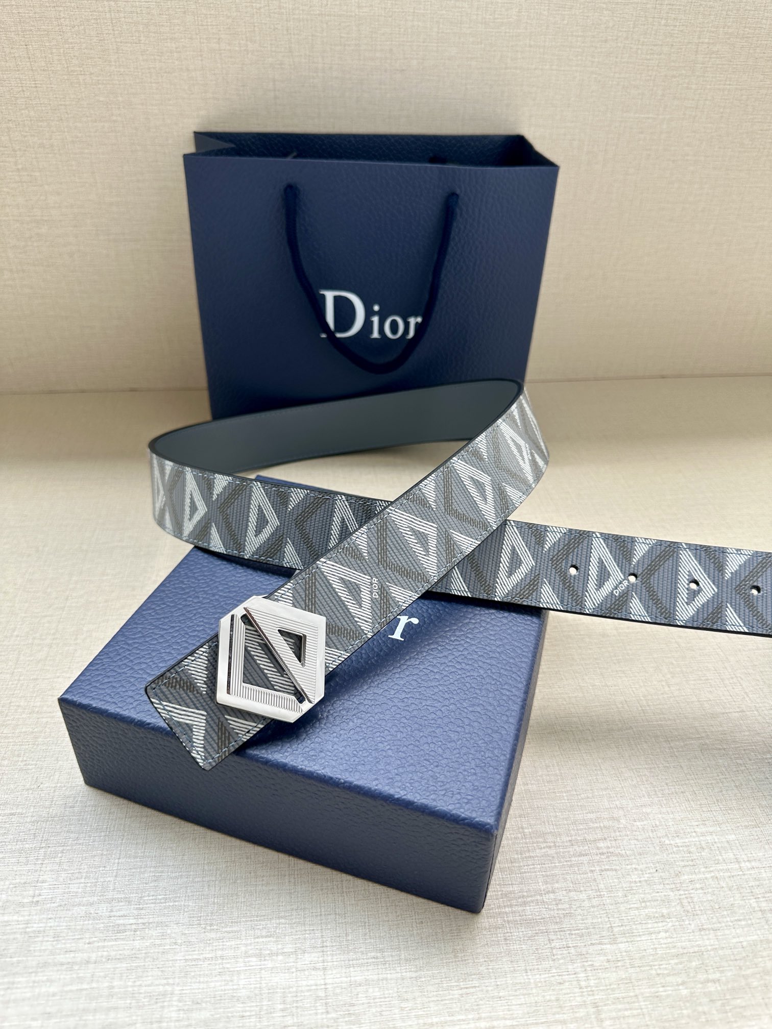 宽度4.0cm这款腰带扣采用全新的CDDiamond标志造型以不锈钢打造可与各式40毫米腰带搭配打造个性