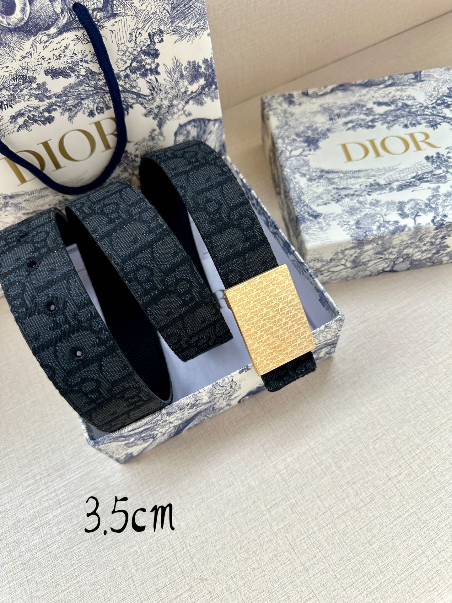 Dior这款35毫米双面腰带结合典雅气质与摩登风范双面设计一面采用Oblique印花帆布另一面则采用同色