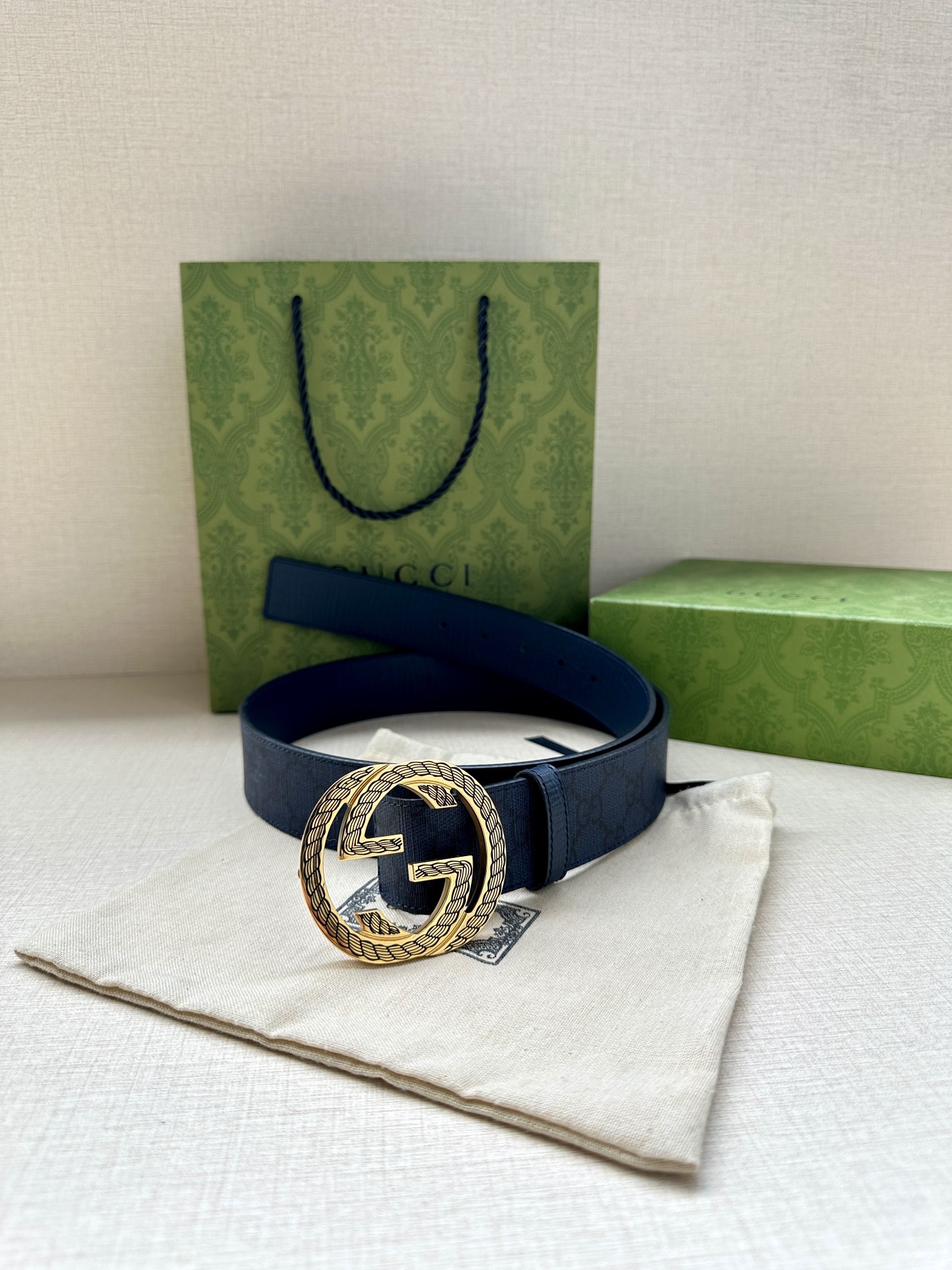 宽度3.8cm GUCCI 这款双面腰带巧妙融合GG Supreme帆布与头层品牌纹理材质