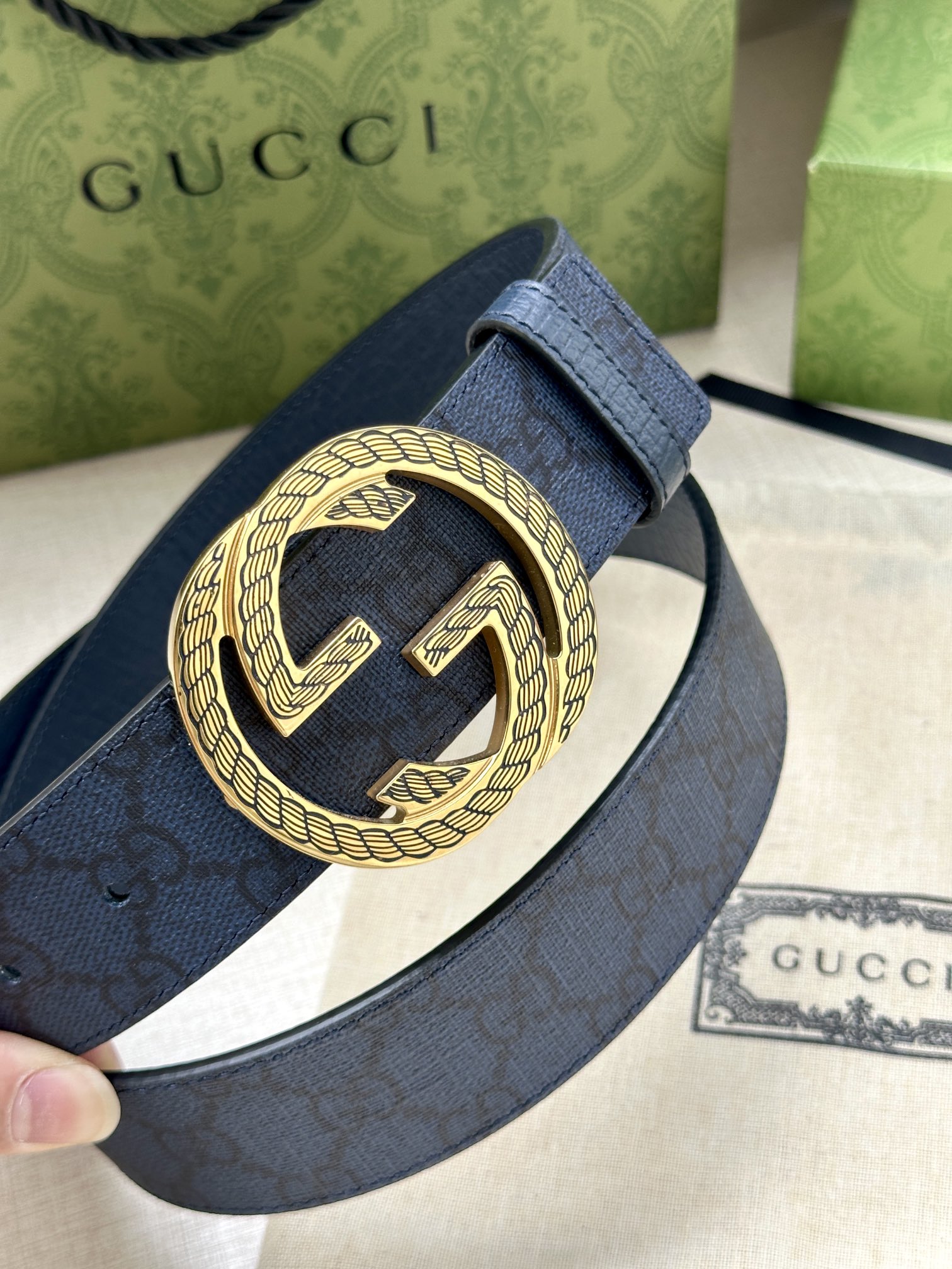 宽度3.8cm GUCCI 这款双面腰带巧妙融合GG Supreme帆布与头层品牌纹理材质