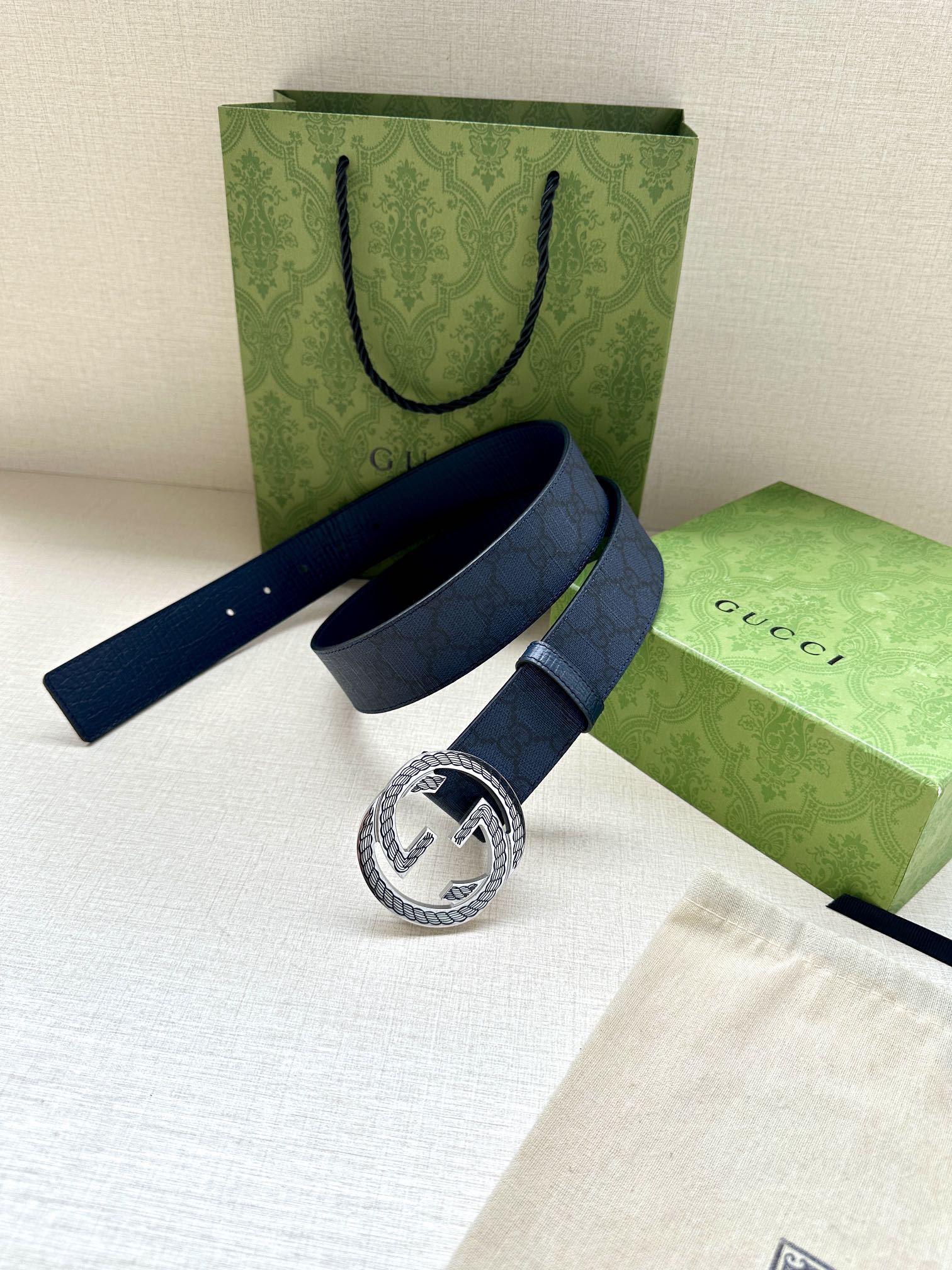 宽度3.8cm GUCCI 这款双面腰带巧妙融合GG Supreme帆布与头层品牌纹理材质