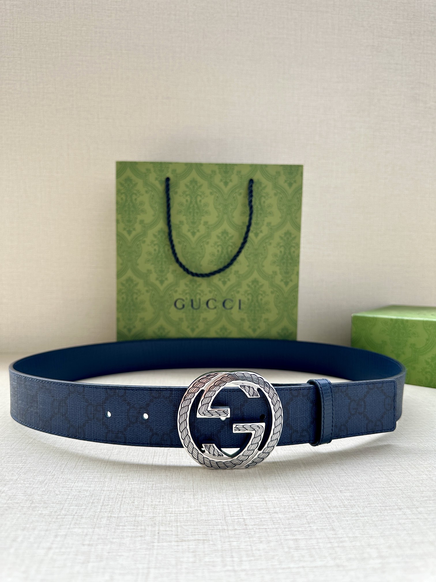 宽度3.8cm GUCCI 这款双面腰带巧妙融合GG Supreme帆布与头层品牌纹理材质