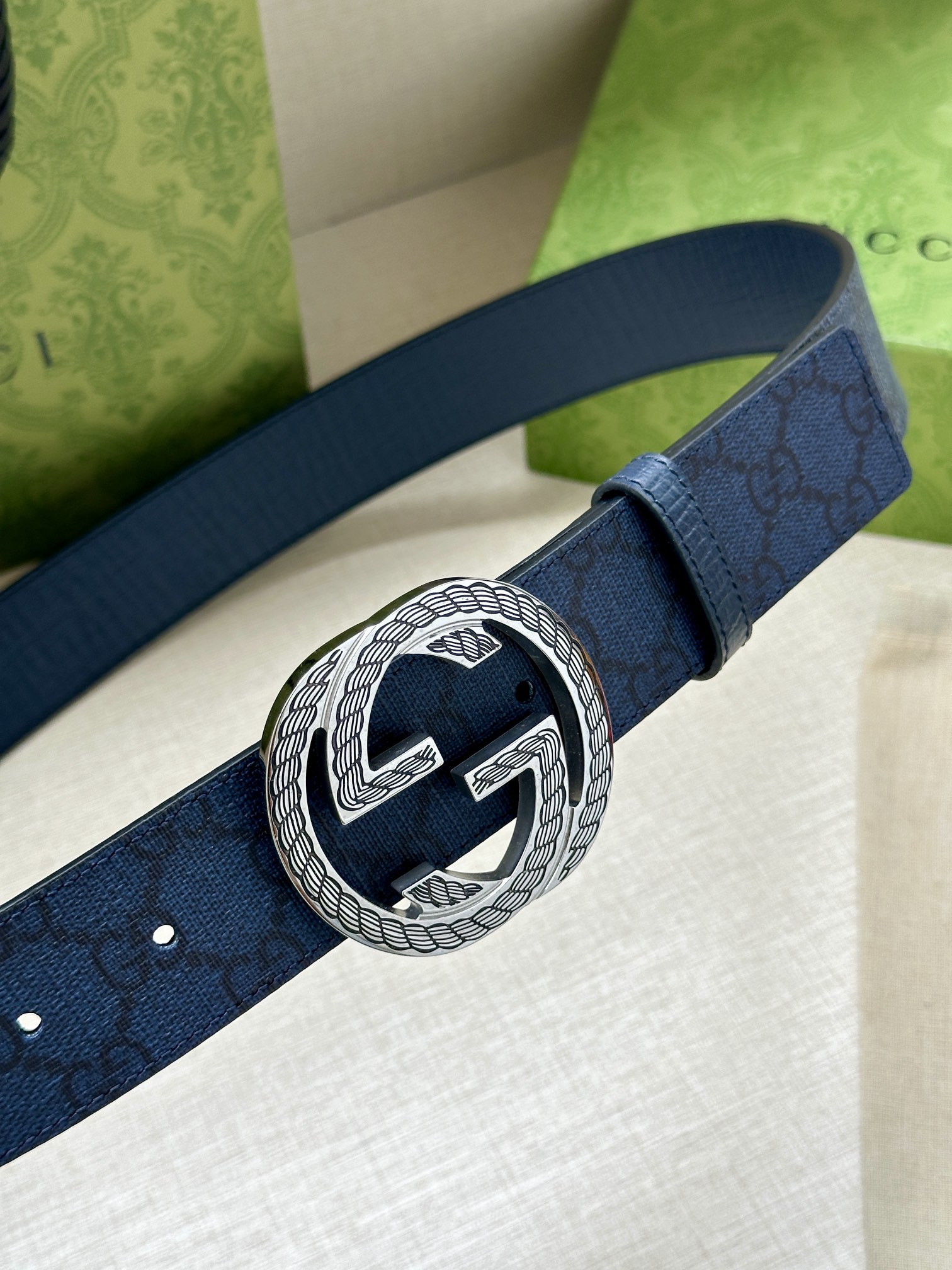 宽度3.8cm GUCCI 这款双面腰带巧妙融合GG Supreme帆布与头层品牌纹理材质