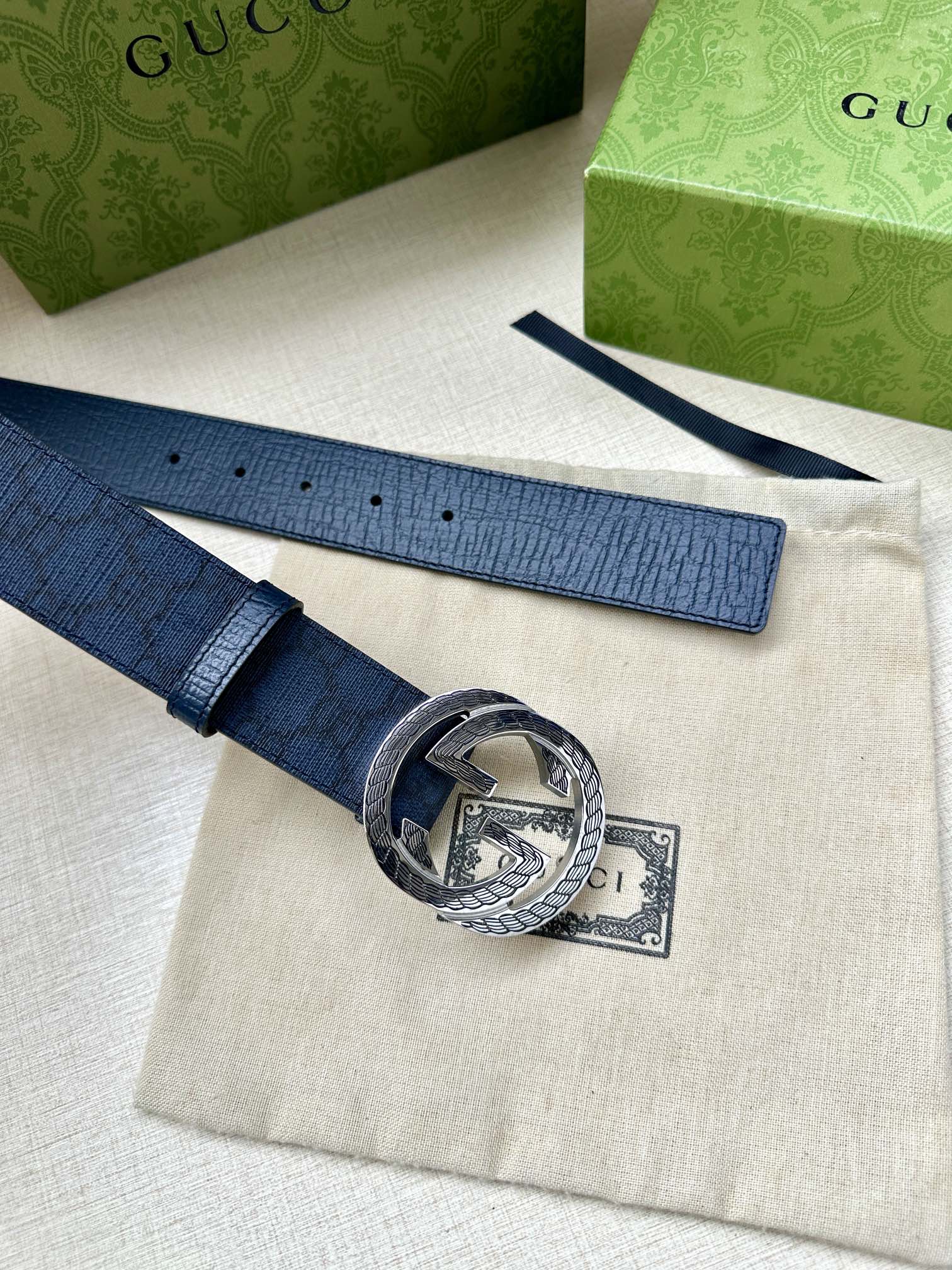宽度3.8cm GUCCI 这款双面腰带巧妙融合GG Supreme帆布与头层品牌纹理材质