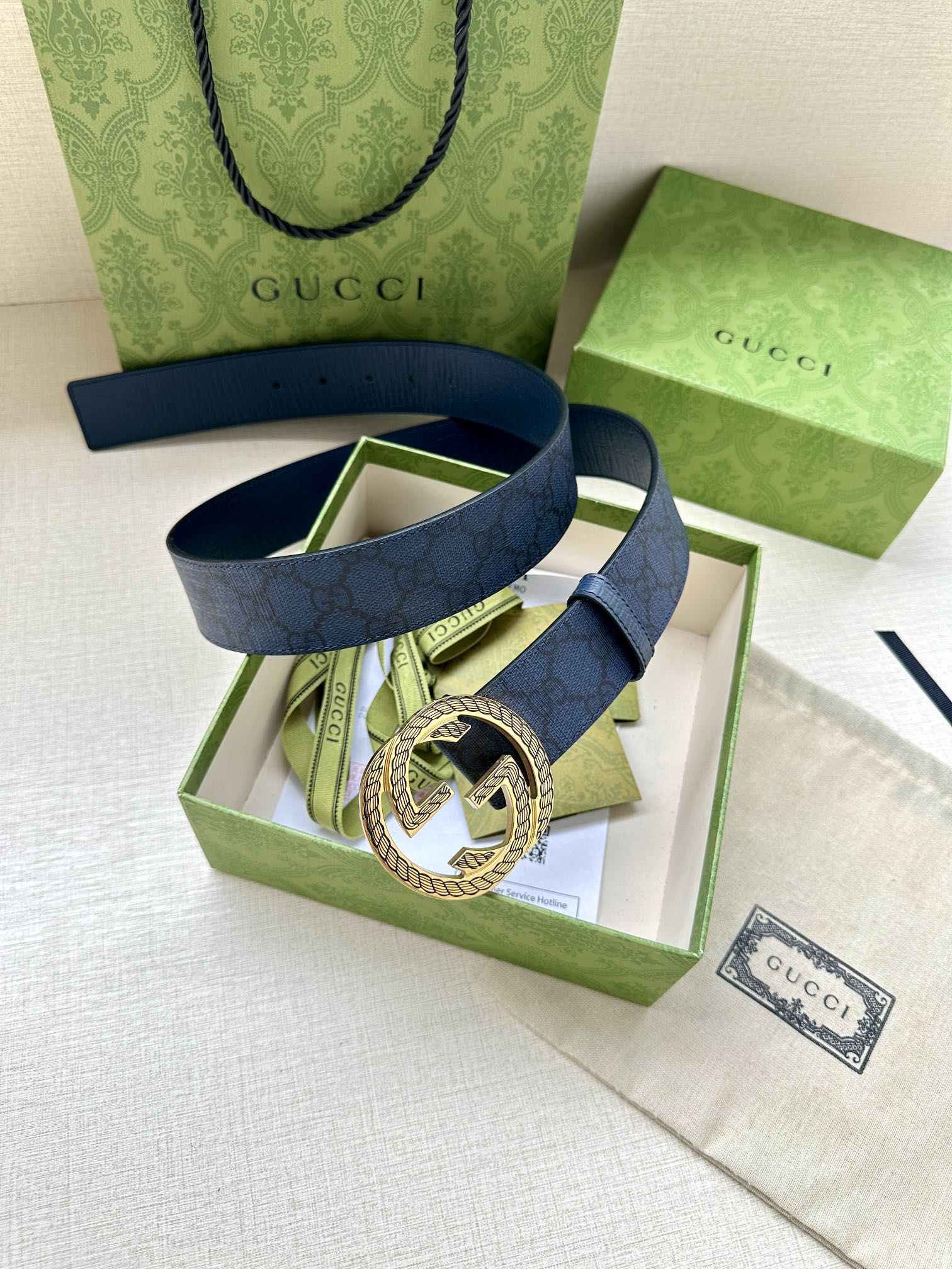 宽度3.8cm GUCCI 这款双面腰带巧妙融合GG Supreme帆布与头层品牌纹理材质
