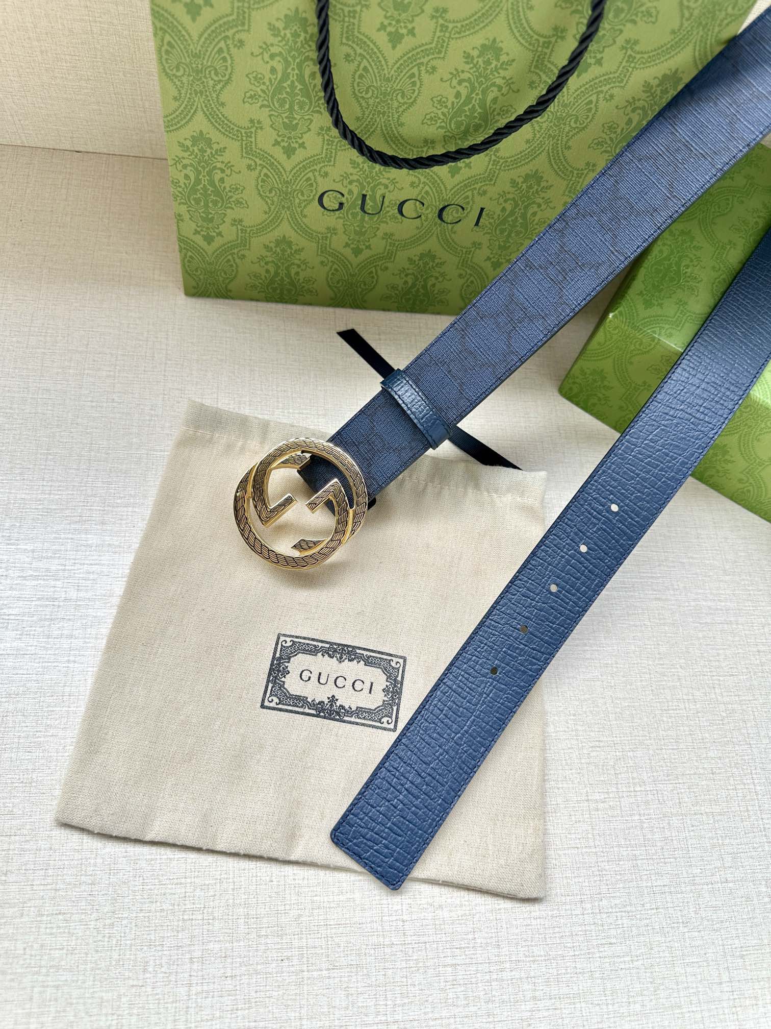 宽度3.8cm GUCCI 这款双面腰带巧妙融合GG Supreme帆布与头层品牌纹理材质