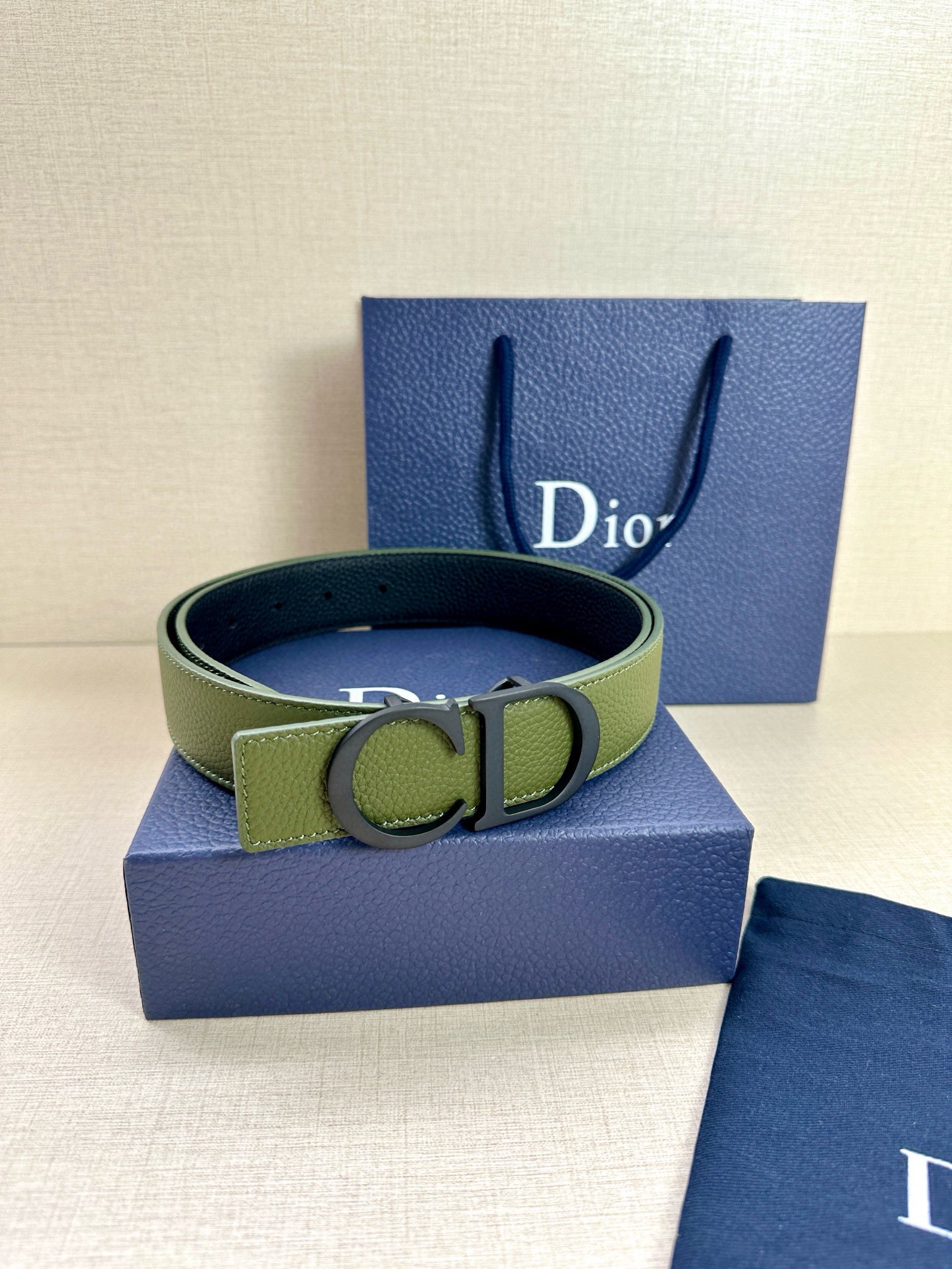 Dior 这款双面腰带结合典雅气质与摩登风范