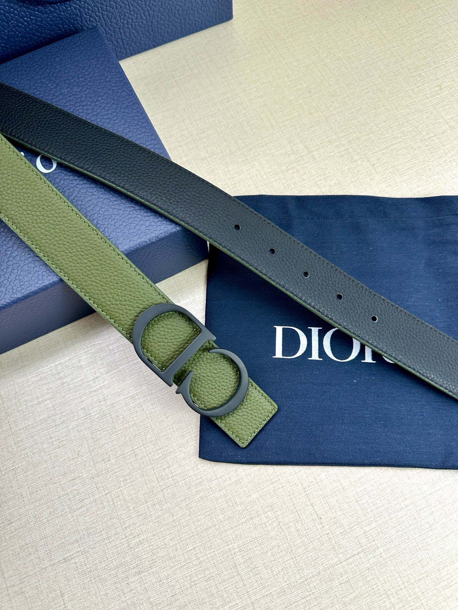 Dior 这款双面腰带结合典雅气质与摩登风范