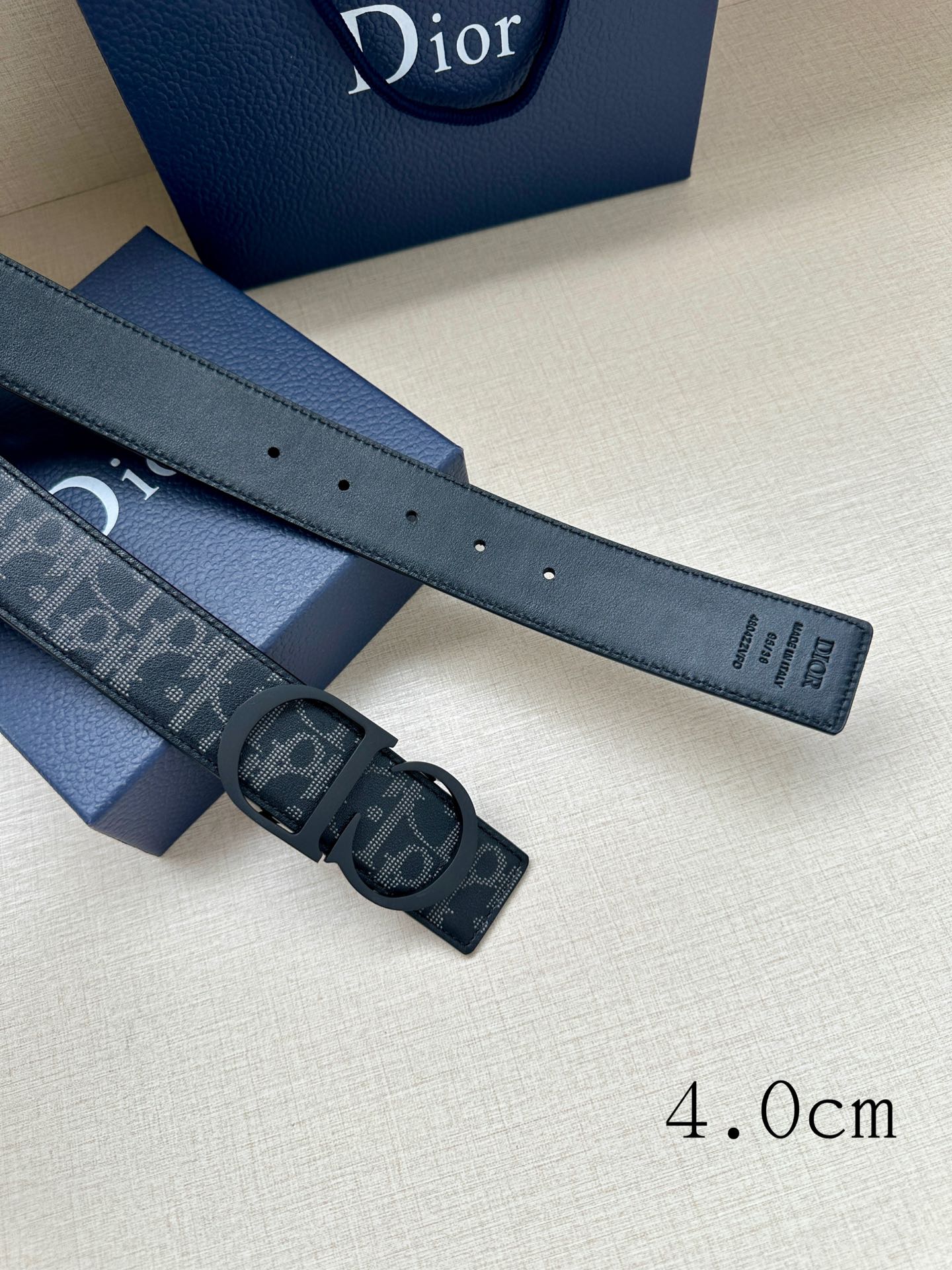 P200 宽度4.0cm 这款 40 毫米双面腰带结合典雅气质与摩登风范。双面设计，一面采用黑色 Oblique 印花，另一面采用黑色粒面牛皮革。腰带长度可调节，可与各式 40 毫米腰带扣随心搭配。
