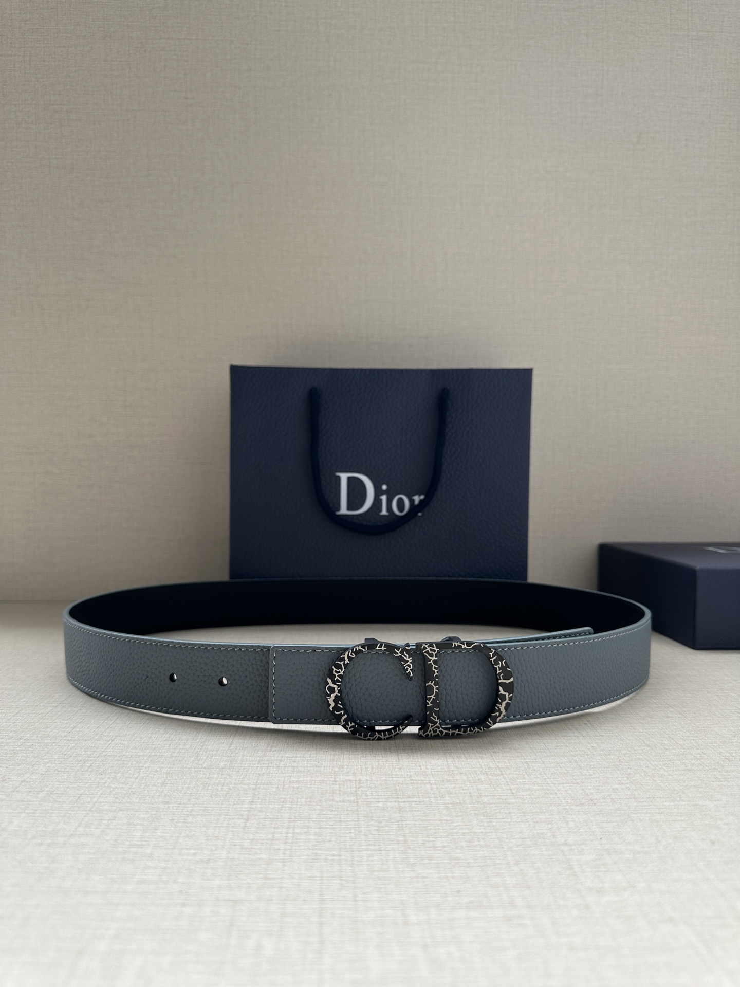 NO:138578,Width 3.5cm This 35mm double-sided belt combines elegant temperament and modern style. Both sides are carefully crafted from grained cowhide leather, one side is black and the other side is multi-colored. It can be matched with various 35mm belt buckles to create personalized accessories, fashionable and versatile., belt, cowhide19860909宽度3.5cm 这款 35 毫米双面腰带结合典雅气质与摩登风范.双面均采用粒面牛皮革精心制作,一面为黑色,另一面多色搭配.可搭配各式 35 毫米腰带扣,打造富有个性特色的配饰,时尚百搭.,皮带,cowhide,Belt