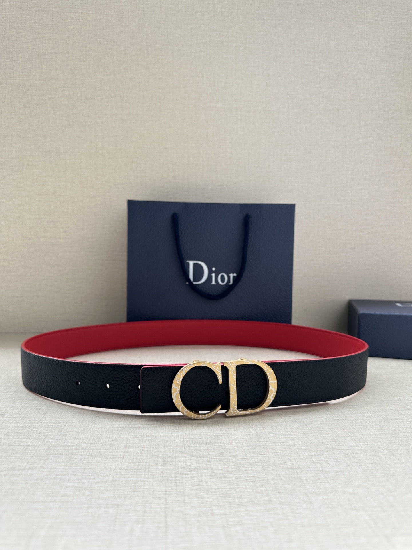 NO:138586,3.5cm This 35mm double-sided belt combines elegant temperament and modern style. Both sides are carefully crafted from grained cowhide leather, one side is black and the other side is multi-colored. It can be matched with various 35mm belt buckles to create personalized accessories, fashionable and versatile., belt, cowhide19860909度3.5cm 这款 35 毫米双面腰带结合典雅气质与摩登风范.双面均采用粒面牛皮革精心制作,一面为黑色,另一面多色搭配.可搭配各式 35 毫米腰带扣,打造富有个性特色的配饰,时尚百搭.,皮带,cowhide,Belt