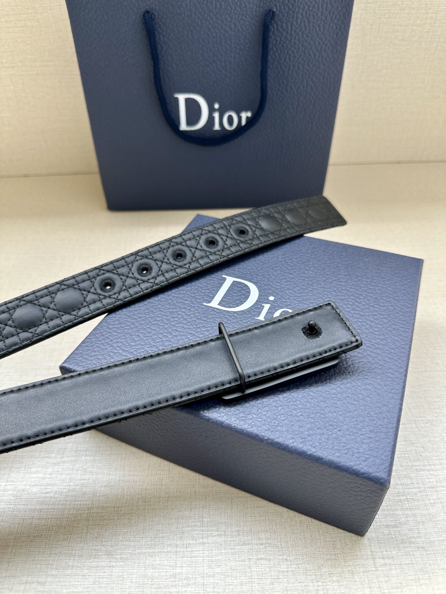 宽度3.5cm Dior 这款腰带巧妙融合优雅与时尚 彰显 Dior 的精湛工艺 Kumo 藤格纹-Chinese UA Cheap High Quatity Brand Clothes Bags handbags Sneakers wholesale wholesaler seller from China Factory suppliers Fashion Clothing Shoes best Quality Beautiful Price 宽度3.5cm Dior 这款腰带巧妙融合优雅与时尚 彰显 Dior 的精湛工艺 Kumo 藤格纹