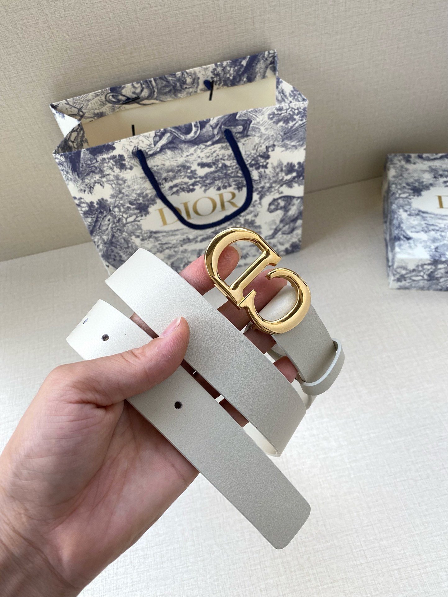  宽度3.0cm Dior（迪奧）爆款平面無線帶身/Saddle两面头层牛皮皮带。
光亮金属“CD”标志