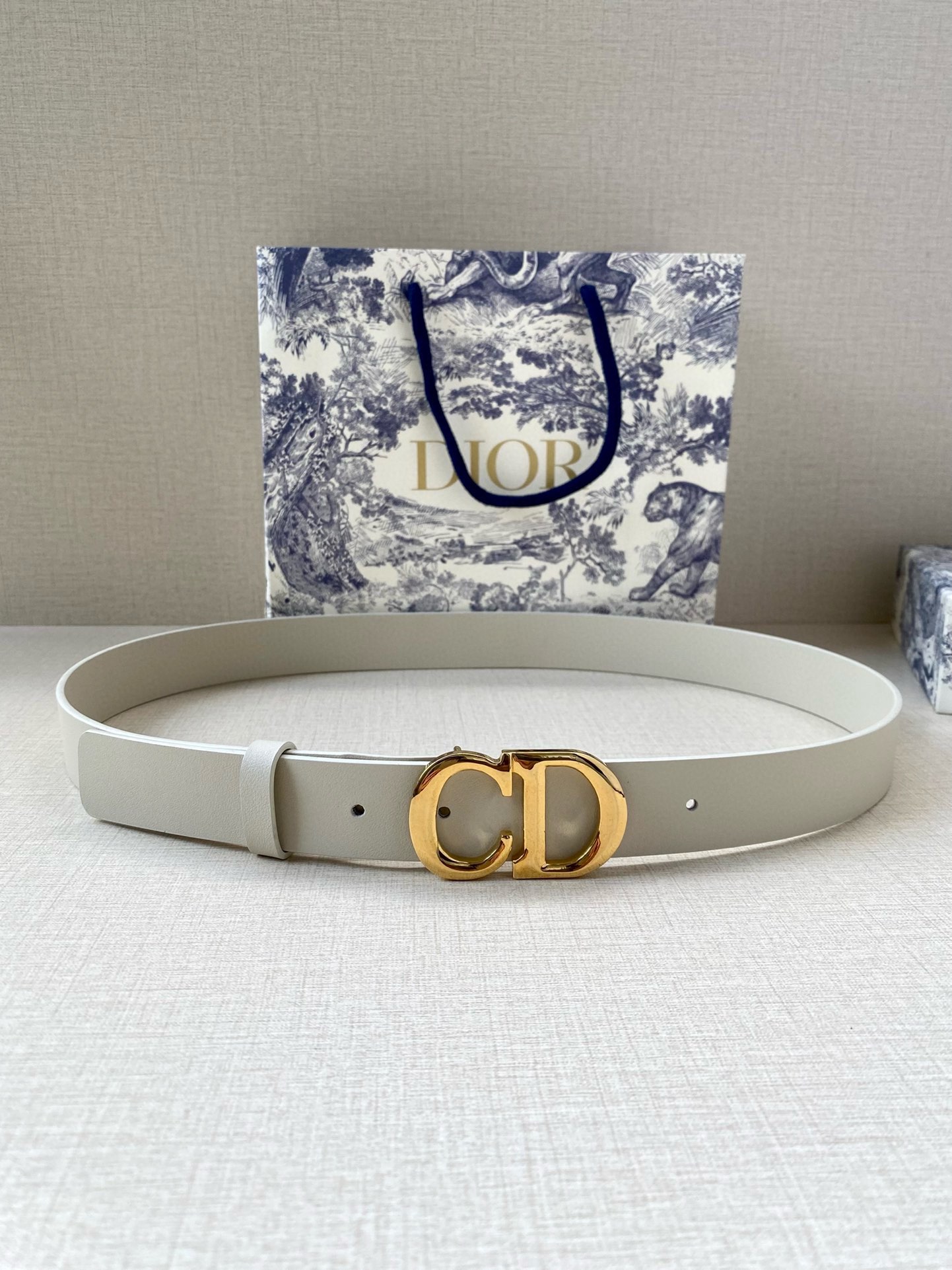  宽度3.0cm Dior（迪奧）爆款平面無線帶身/Saddle两面头层牛皮皮带。
光亮金属“CD”标志