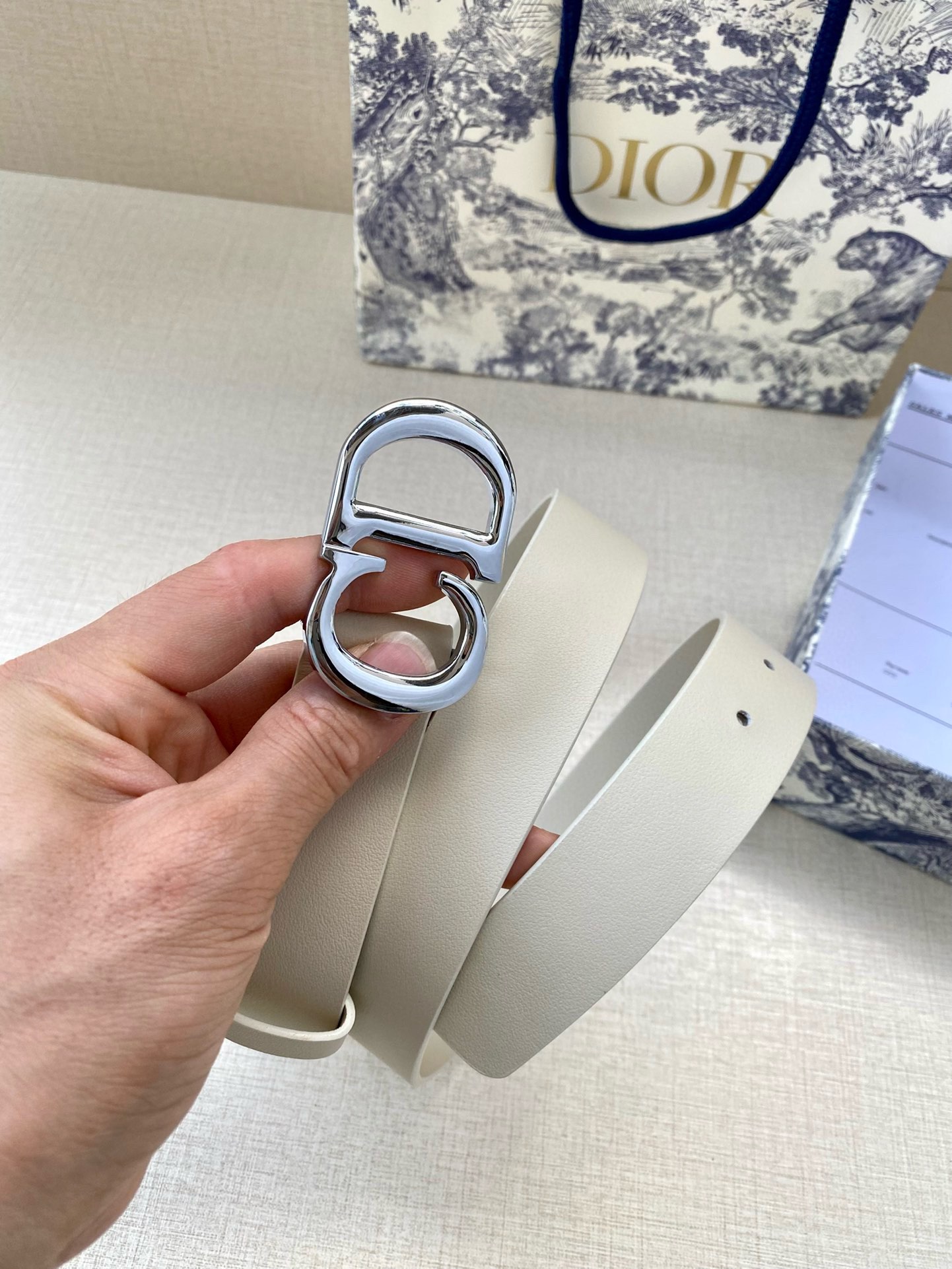  宽度3.0cm Dior（迪奧）爆款平面無線帶身/Saddle两面头层牛皮皮带。
光亮金属“CD”标志