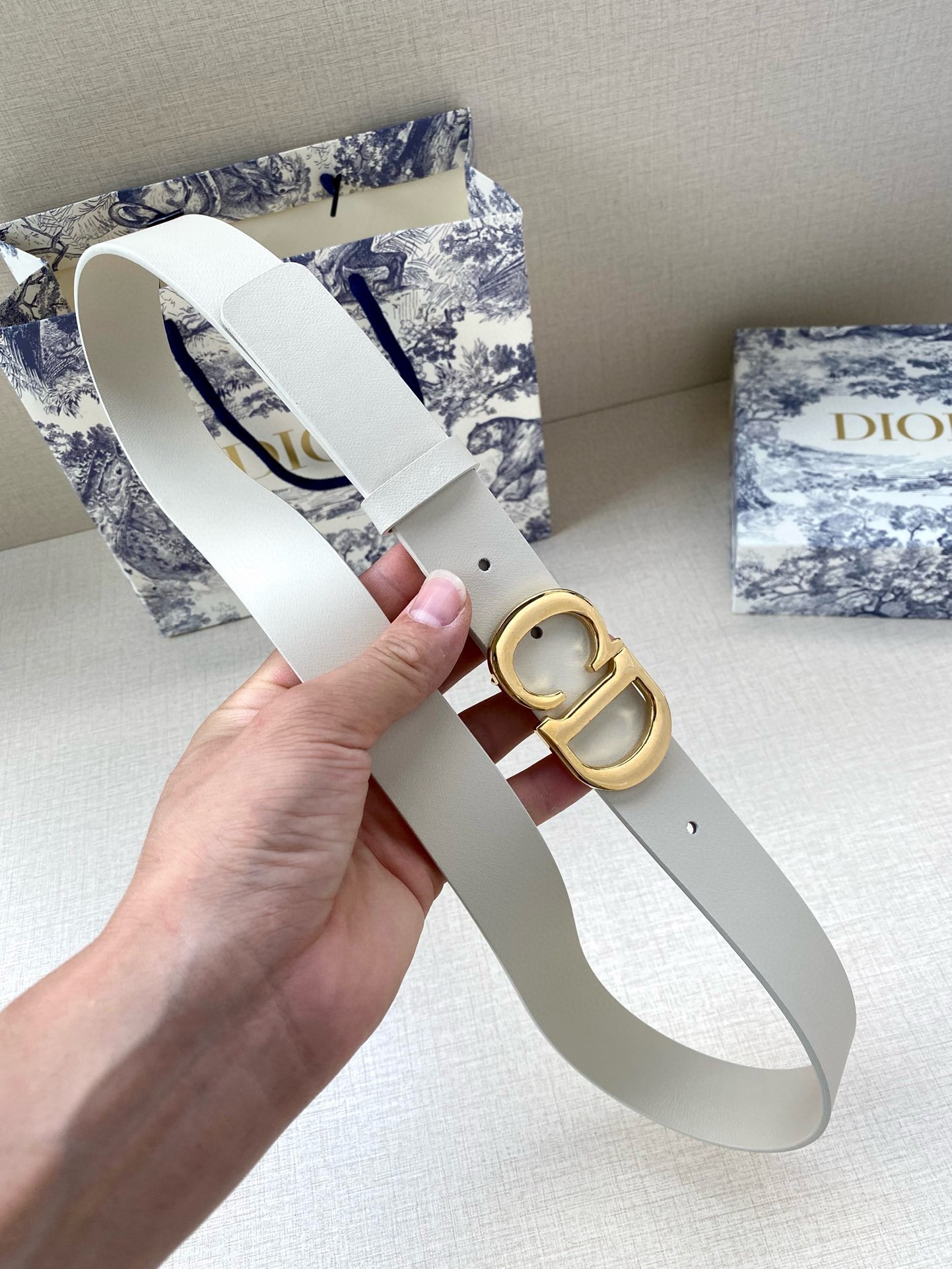  宽度3.0cm Dior（迪奧）爆款平面無線帶身/Saddle两面头层牛皮皮带。
光亮金属“CD”标志