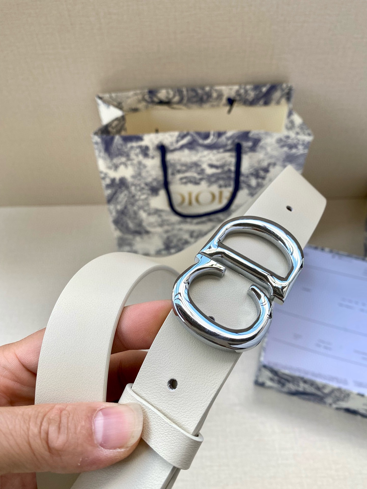  宽度3.0cm Dior（迪奧）爆款平面無線帶身/Saddle两面头层牛皮皮带。
光亮金属“CD”标志