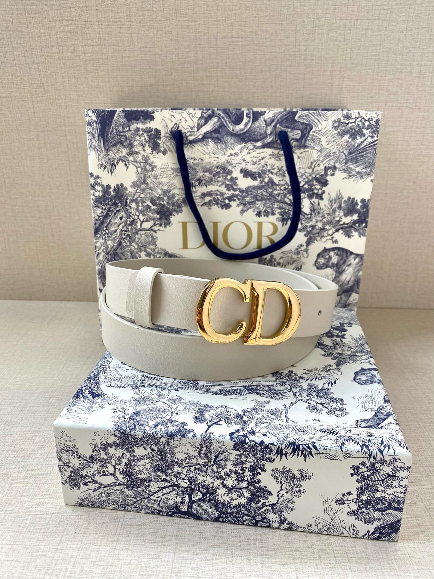  宽度3.0cm Dior（迪奧）爆款平面無線帶身/Saddle两面头层牛皮皮带。
光亮金属“CD”标志