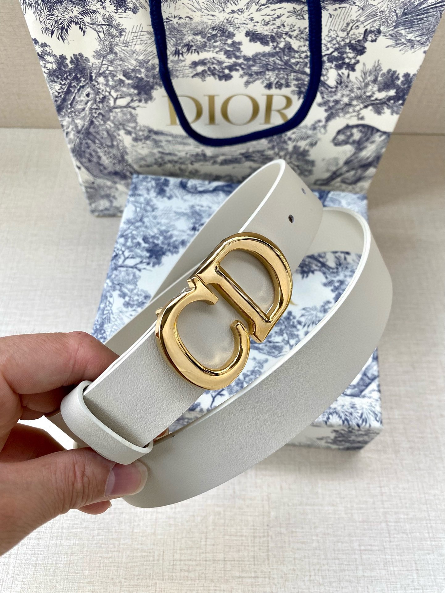  宽度3.0cm Dior（迪奧）爆款平面無線帶身/Saddle两面头层牛皮皮带。
光亮金属“CD”标志