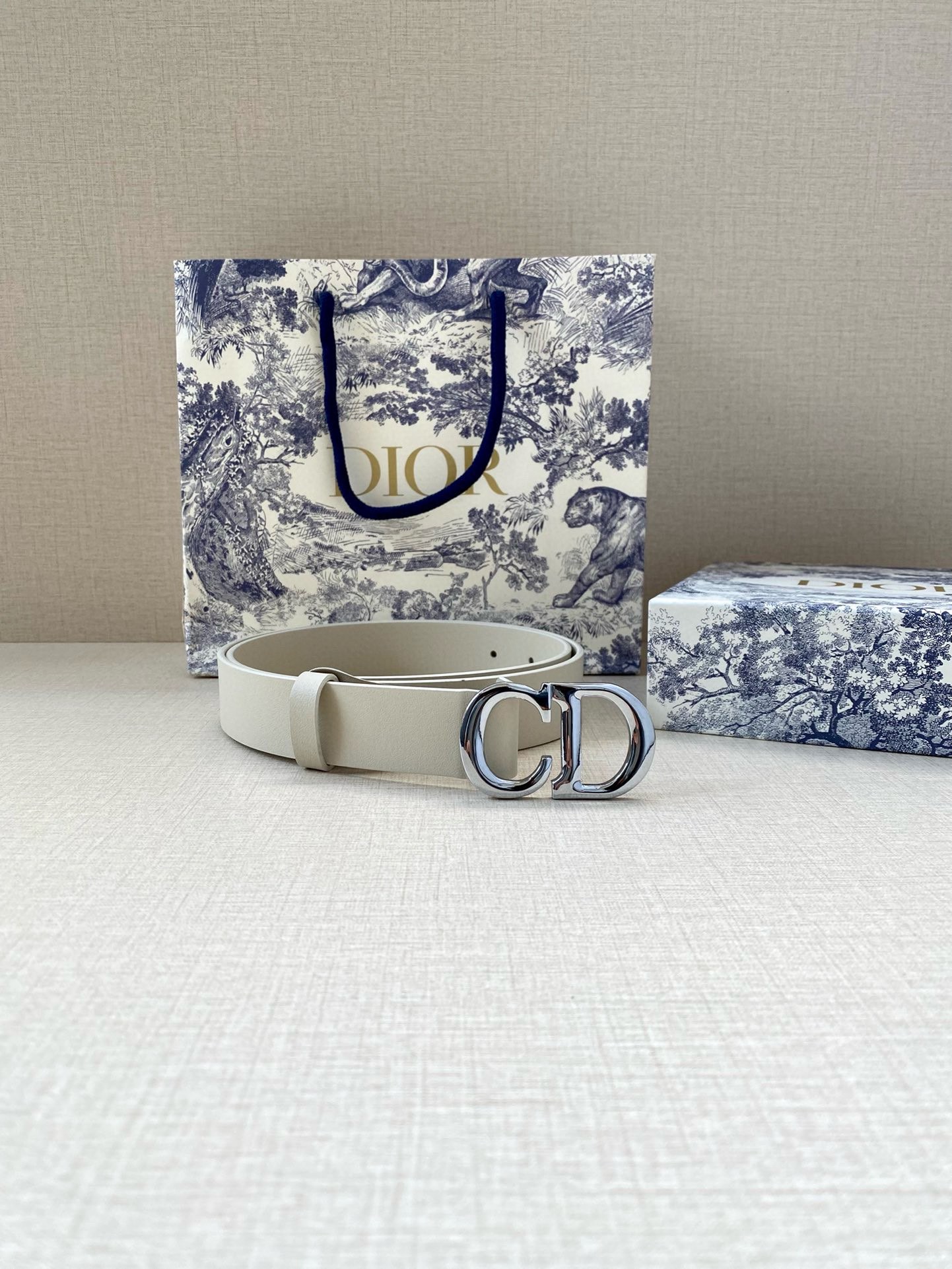  宽度3.0cm Dior（迪奧）爆款平面無線帶身/Saddle两面头层牛皮皮带。
光亮金属“CD”标志