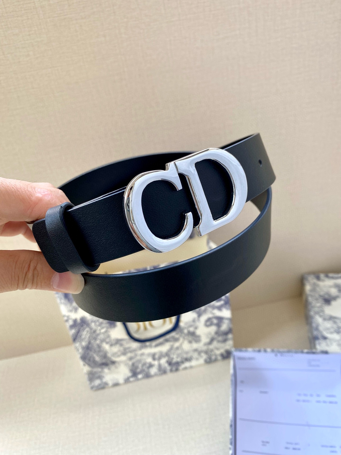  宽度3.0cm Dior（迪奧）爆款平面無線帶身/Saddle两面头层牛皮皮带。
光亮金属“CD”标志