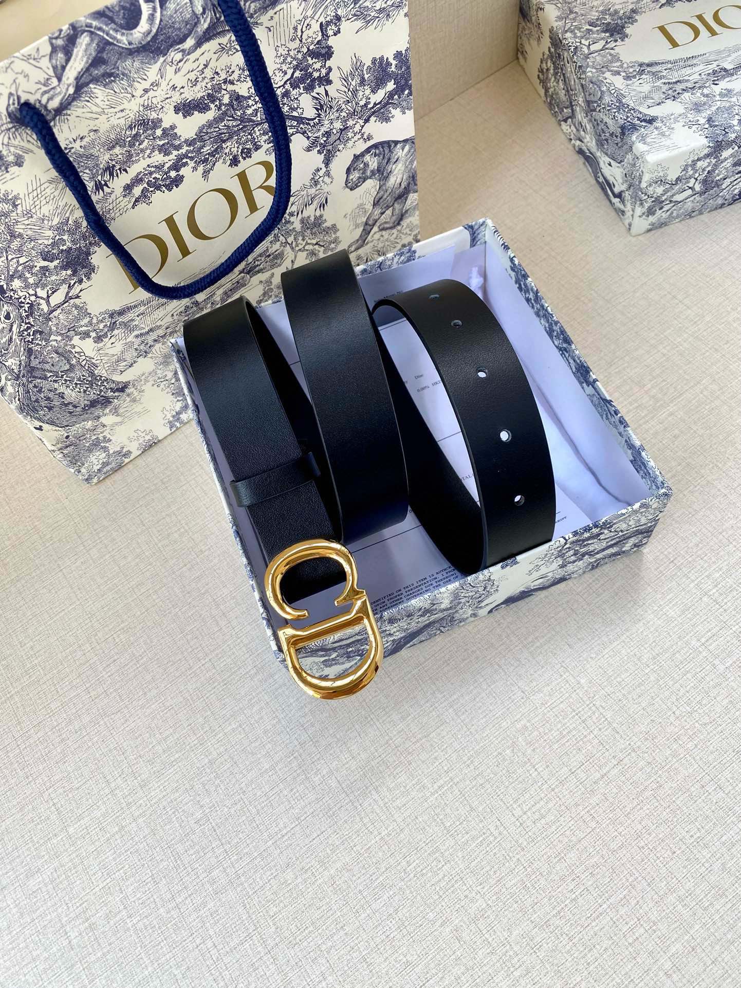  宽度3.0cm Dior（迪奧）爆款平面無線帶身/Saddle两面头层牛皮皮带。
光亮金属“CD”标志