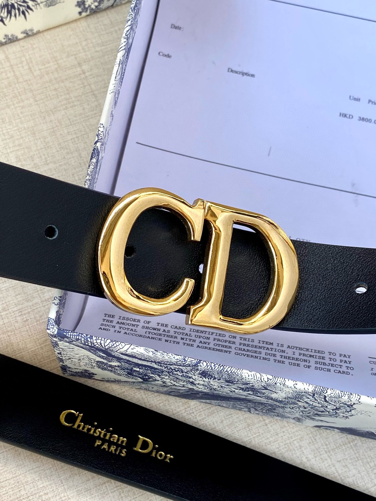  宽度3.0cm Dior（迪奧）爆款平面無線帶身/Saddle两面头层牛皮皮带。
光亮金属“CD”标志
