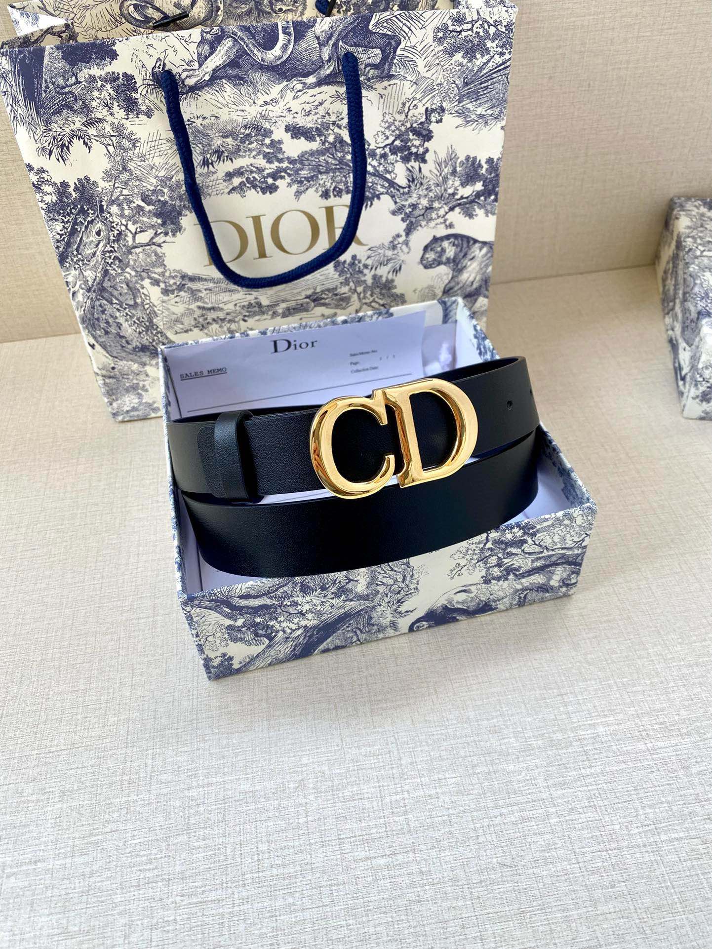  宽度3.0cm Dior（迪奧）爆款平面無線帶身/Saddle两面头层牛皮皮带。
光亮金属“CD”标志