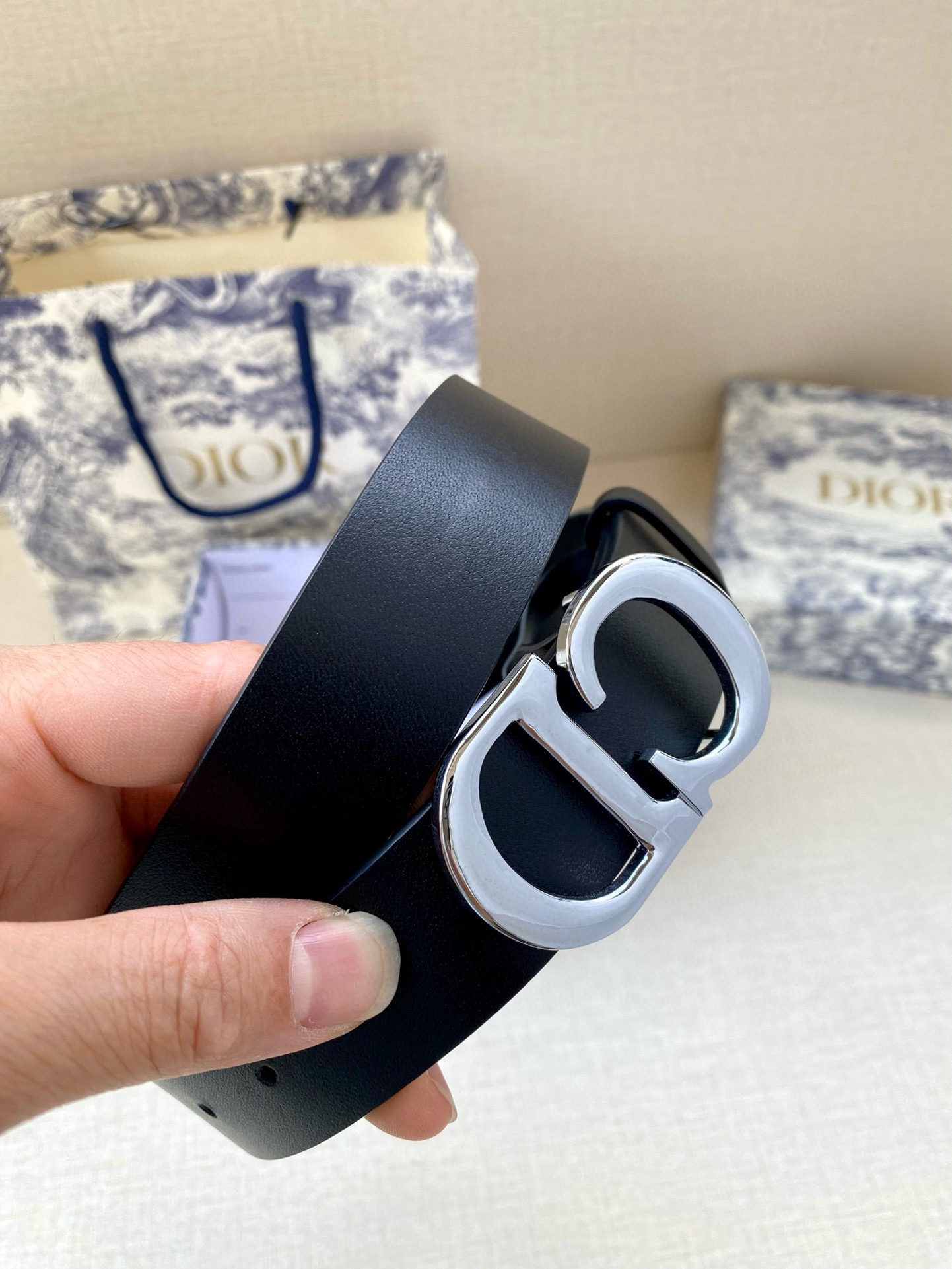  宽度3.0cm Dior（迪奧）爆款平面無線帶身/Saddle两面头层牛皮皮带。
光亮金属“CD”标志