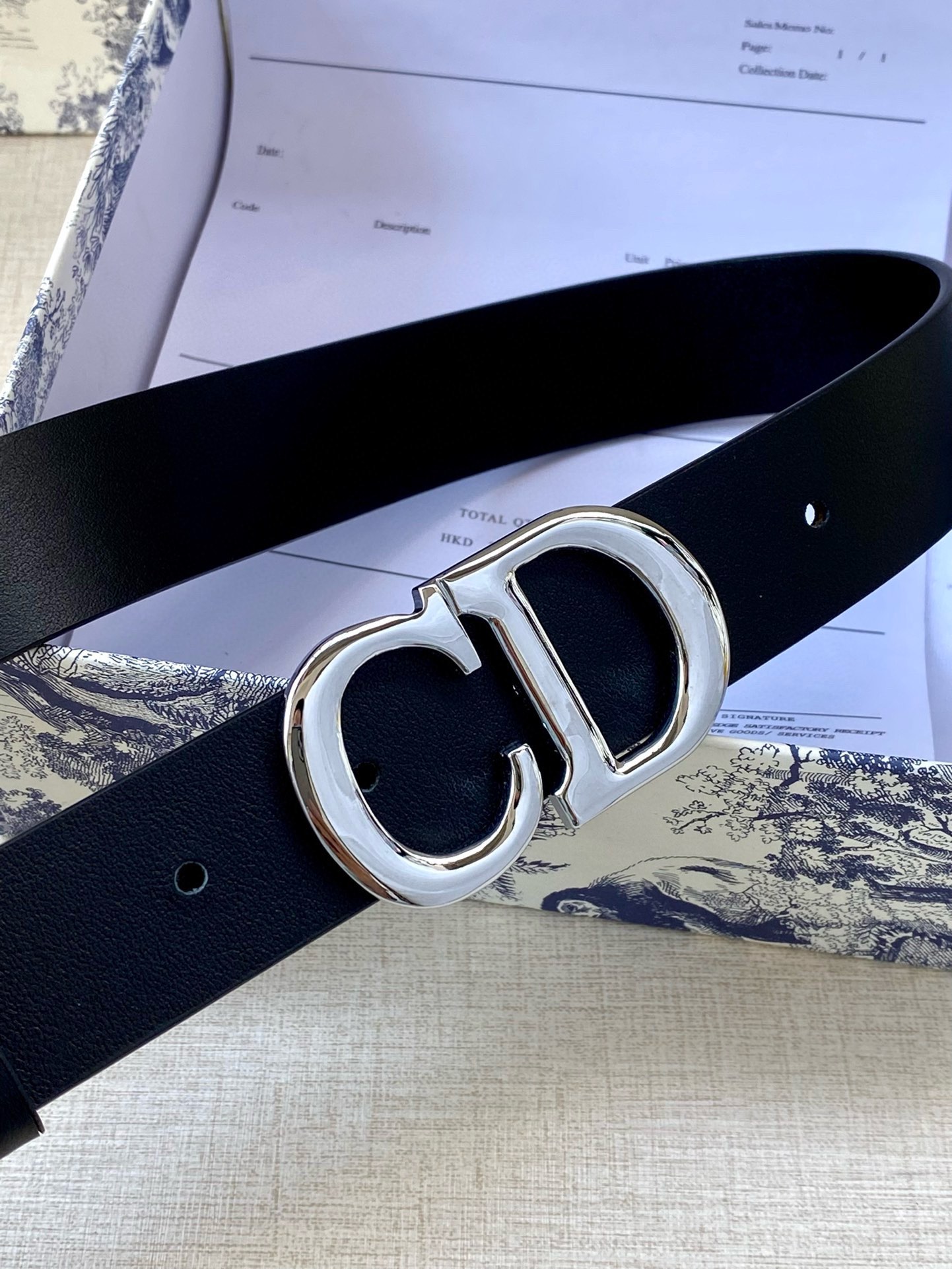  宽度3.0cm Dior（迪奧）爆款平面無線帶身/Saddle两面头层牛皮皮带。
光亮金属“CD”标志