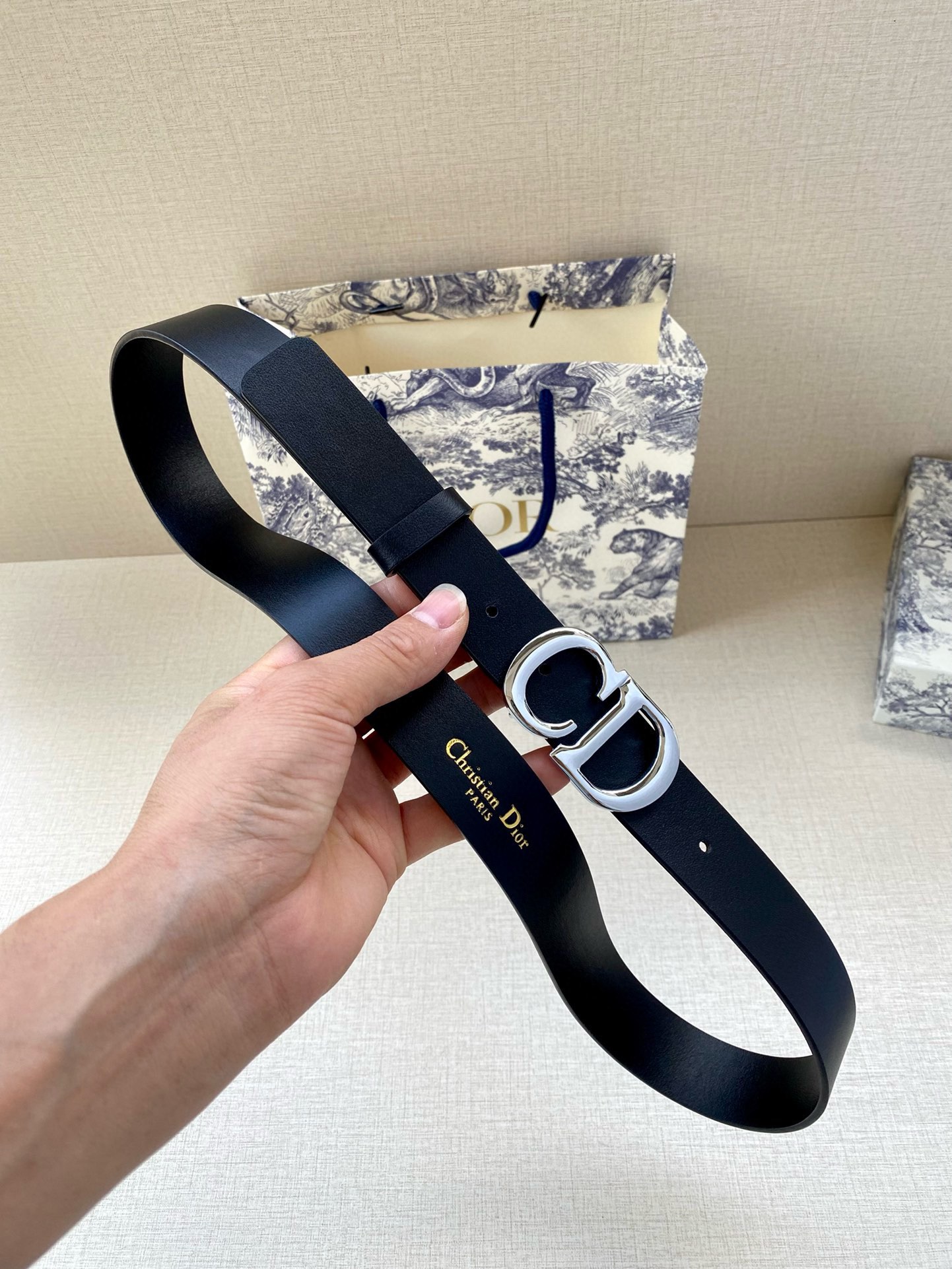  宽度3.0cm Dior（迪奧）爆款平面無線帶身/Saddle两面头层牛皮皮带。
光亮金属“CD”标志