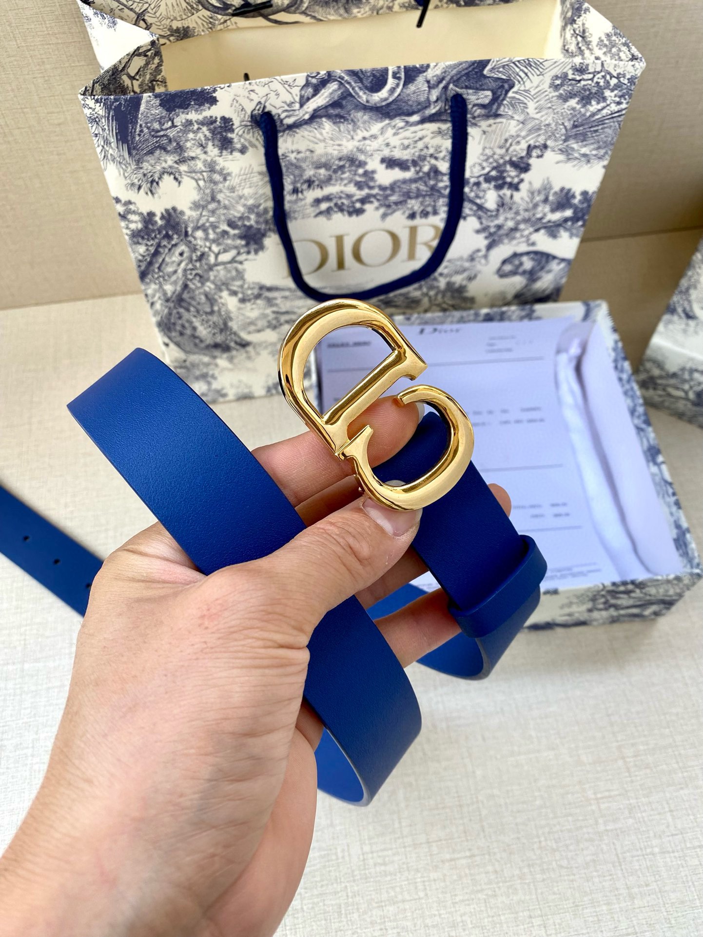 宽度3.0cm Dior（迪奧）爆款平面無線帶身/Saddle两面头层牛皮皮带。
光亮金属“CD”标志