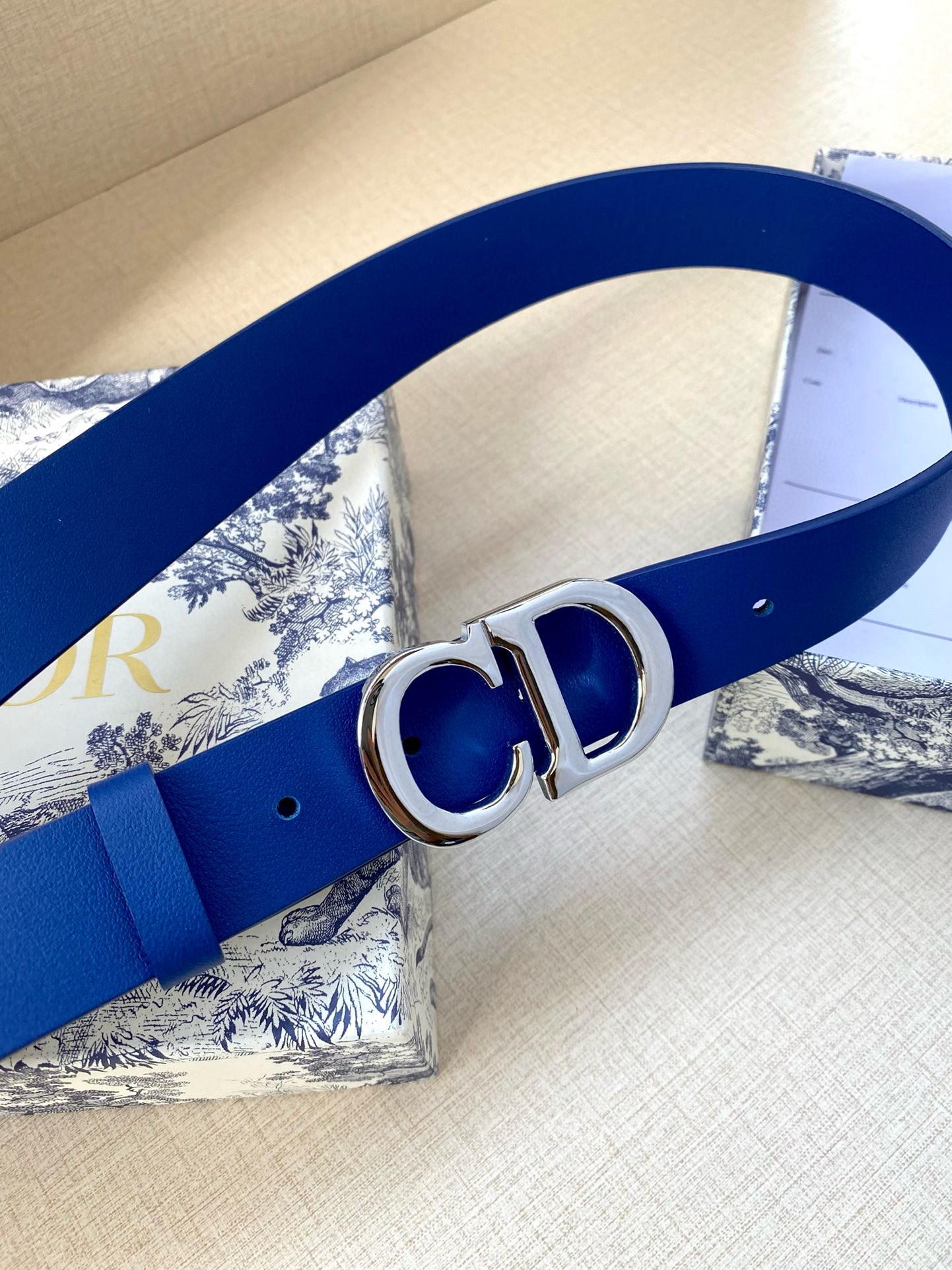  宽度3.0cm Dior（迪奧）爆款平面無線帶身/Saddle两面头层牛皮皮带。
光亮金属“CD”标志