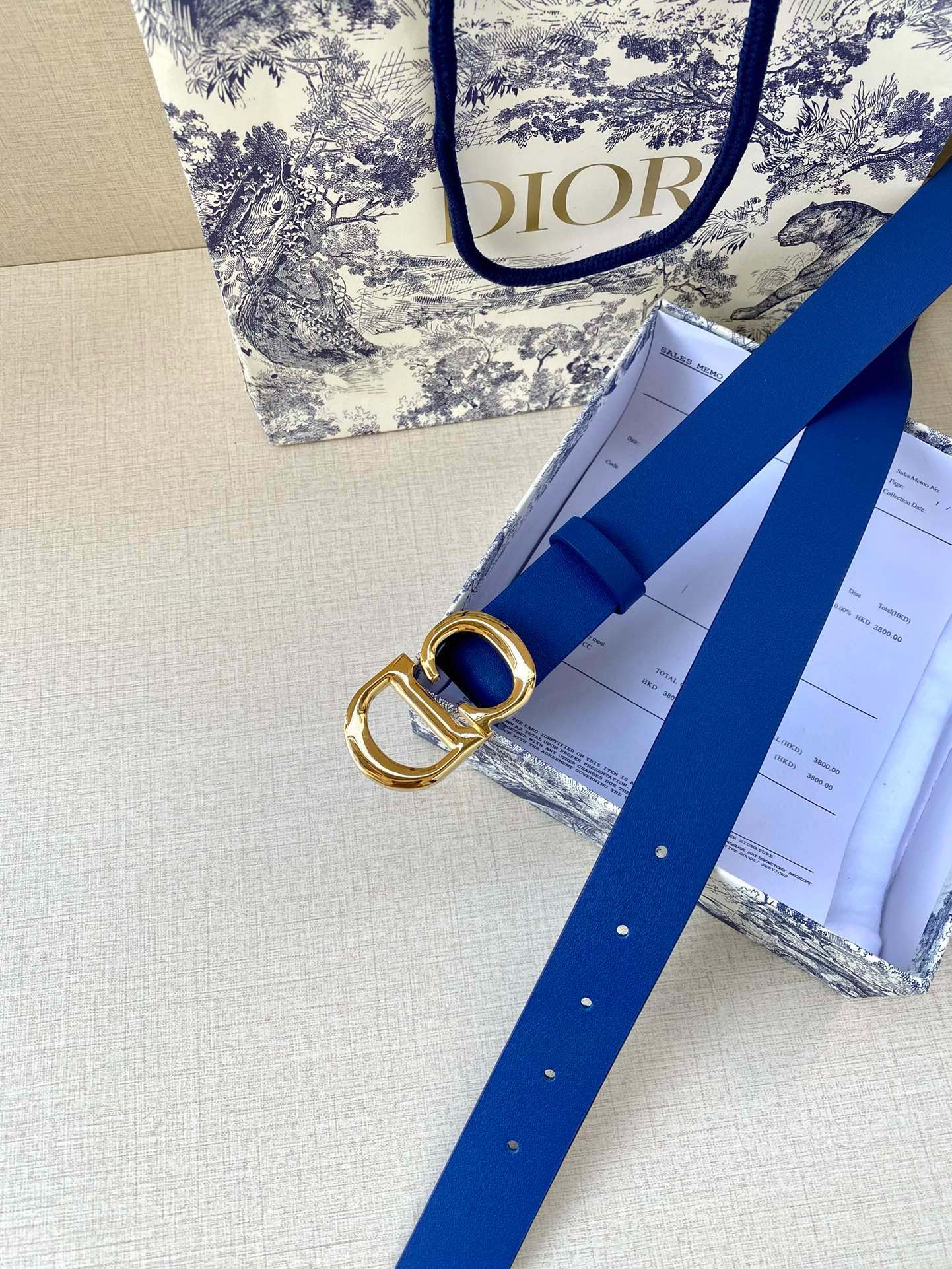  宽度3.0cm Dior（迪奧）爆款平面無線帶身/Saddle两面头层牛皮皮带。
光亮金属“CD”标志