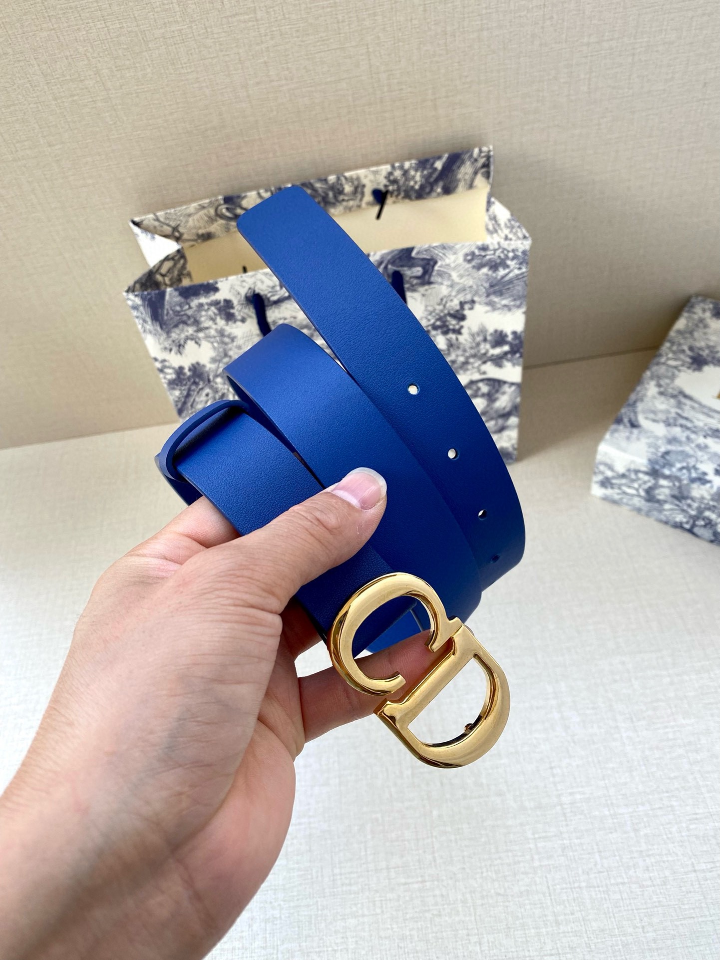  宽度3.0cm Dior（迪奧）爆款平面無線帶身/Saddle两面头层牛皮皮带。
光亮金属“CD”标志