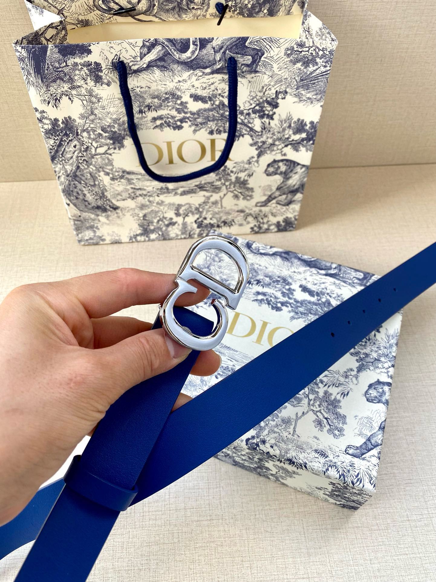  宽度3.0cm Dior（迪奧）爆款平面無線帶身/Saddle两面头层牛皮皮带。
光亮金属“CD”标志
