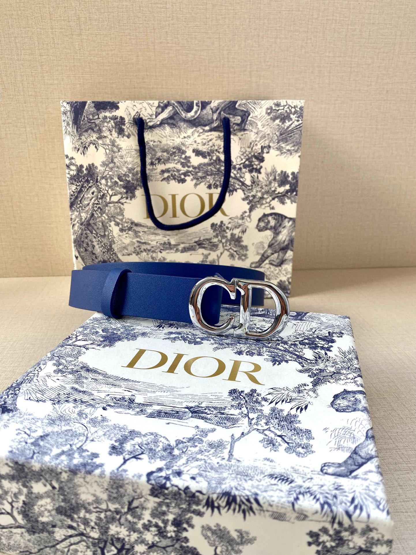  宽度3.0cm Dior（迪奧）爆款平面無線帶身/Saddle两面头层牛皮皮带。
光亮金属“CD”标志